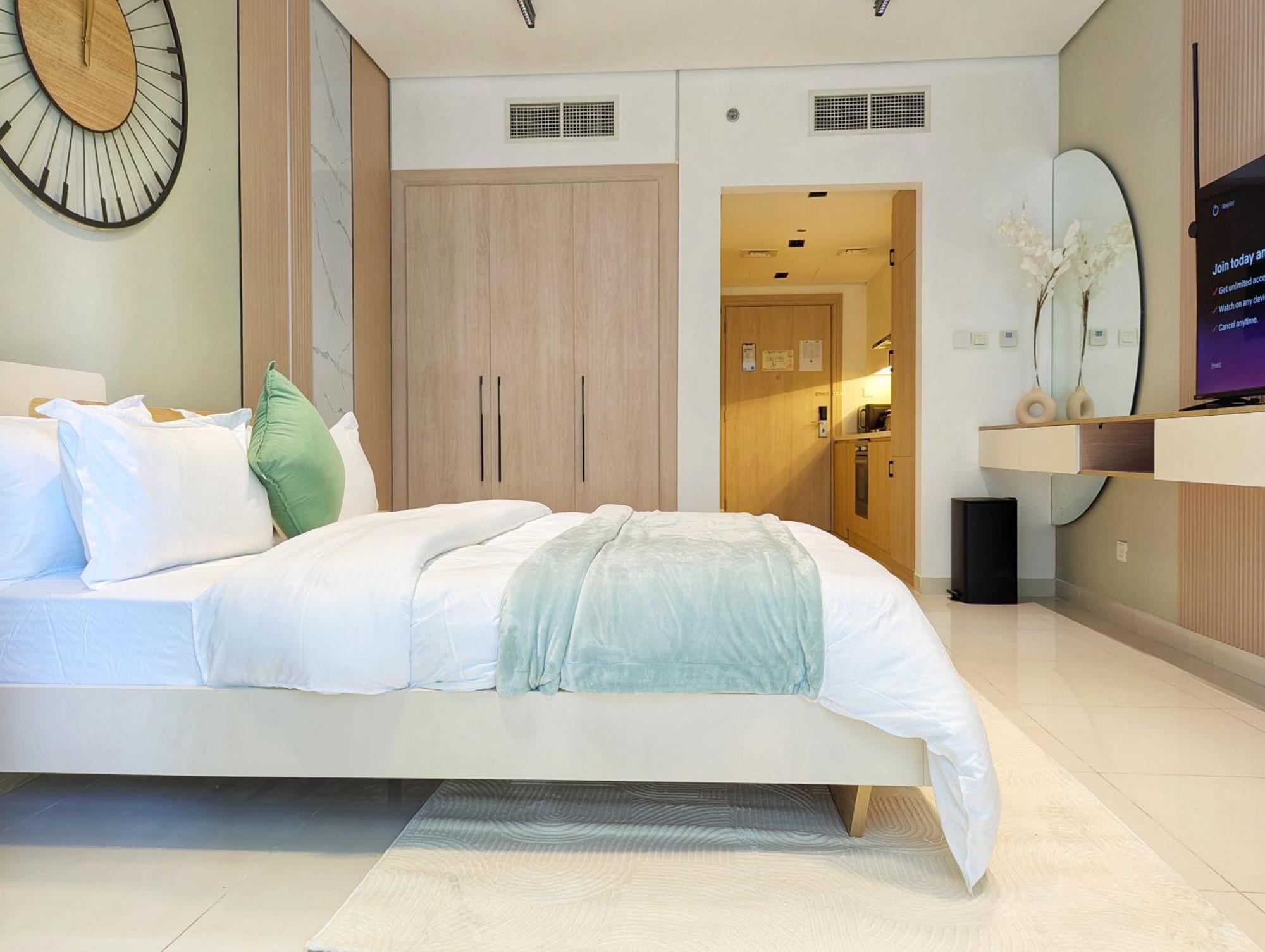Luxe Haven Fully Furnished Studio In Business Bay, 10 Minutes Walk To Business Bay Metro Station, Closest To Burj Khalifa And Dubai Mall Apartment