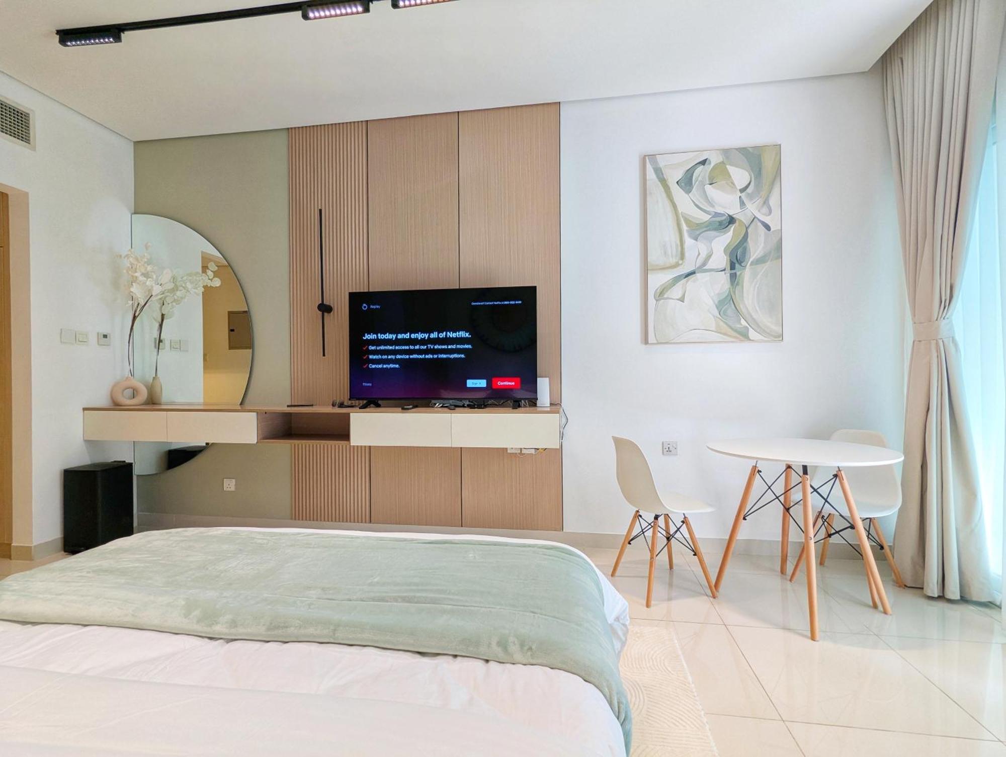 Luxe Haven Fully Furnished Studio In Business Bay, 10 Minutes Walk To Business Bay Metro Station, Closest To Burj Khalifa And Dubai Mall *