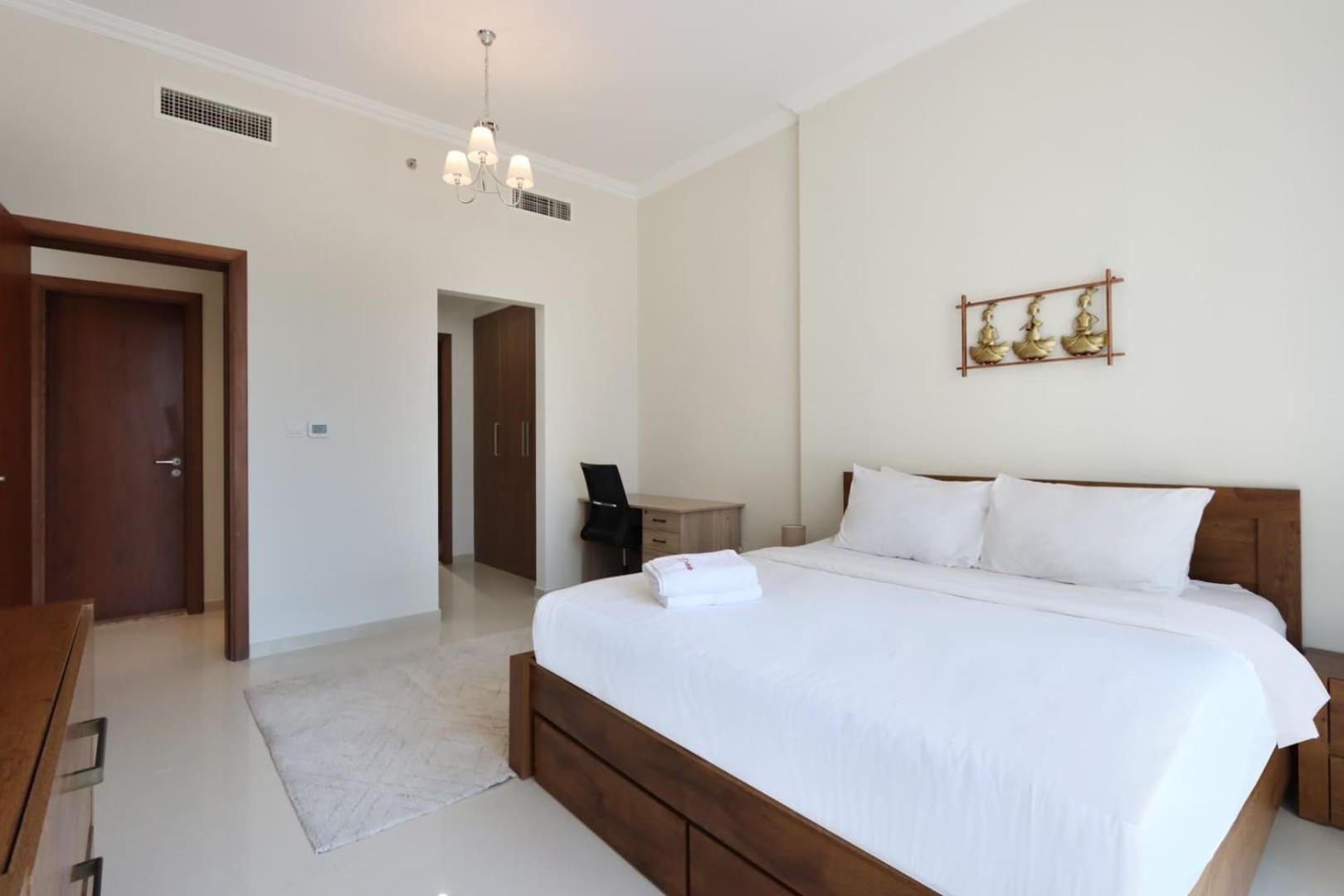 Livbnb-stylish 1bhk In Downtown Apartment