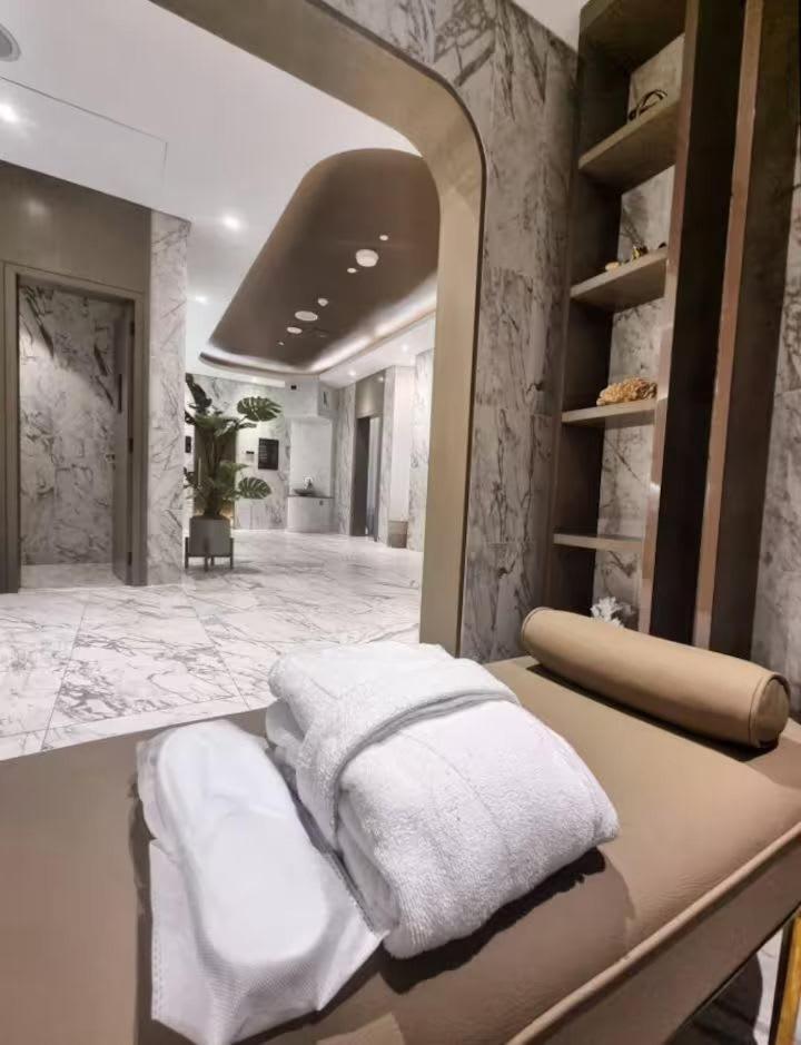 Stunning Burj Views - Highest Infiniti Pool Apartment