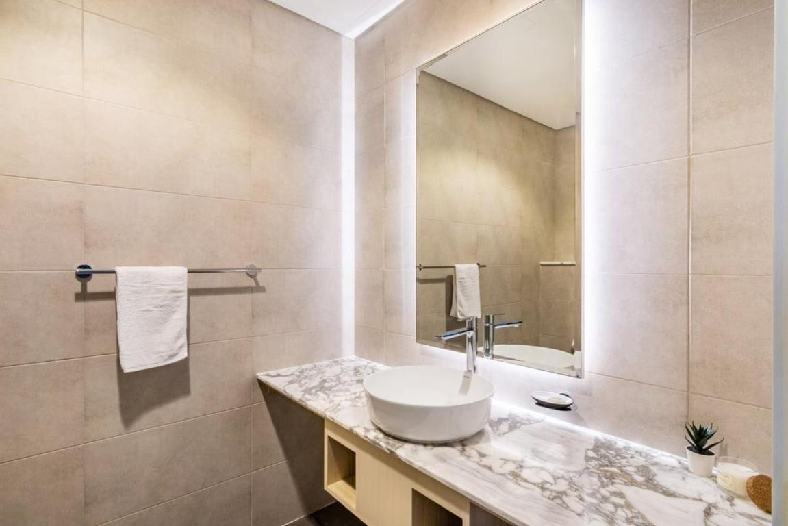 Stunning Burj Views - Highest Infiniti Pool Apartment Dubai