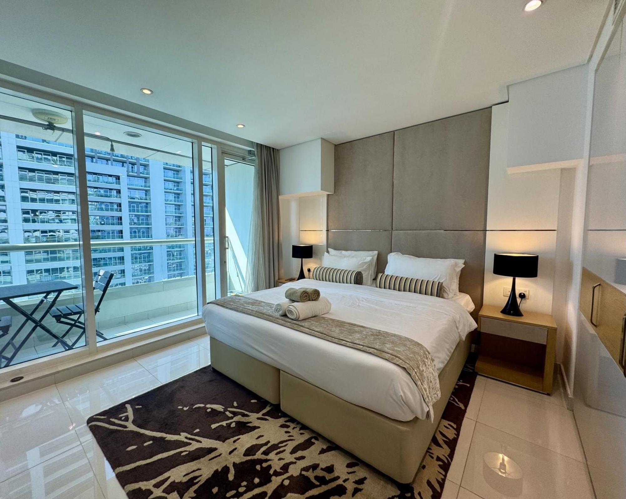 Sunrise Homes - Modern Beside Canal Apartment Dubai
