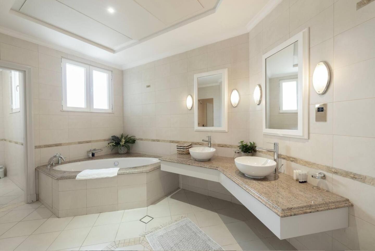 6 Bedroom Modern Luxury In Palm Jumeirah Villa