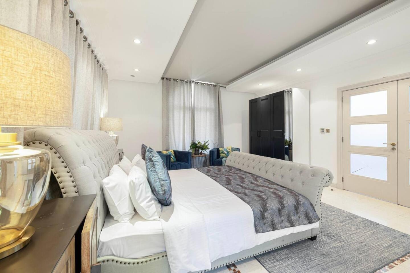 Villa 6 Bedroom Modern Luxury In Palm Jumeirah *