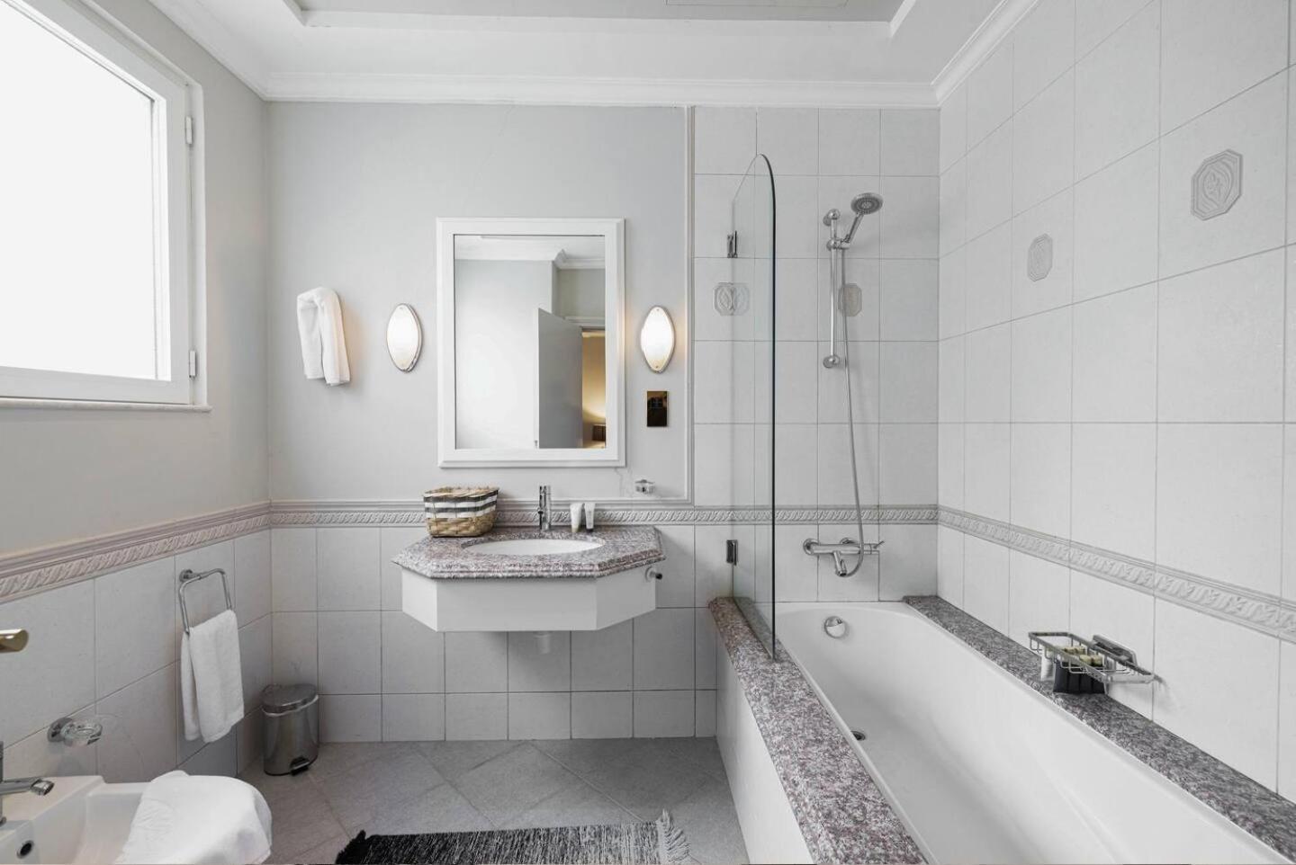 6 Bedroom Modern Luxury In Palm Jumeirah Villa