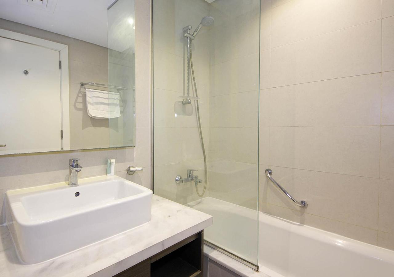 Stylish In With Pool & Gym Apartment