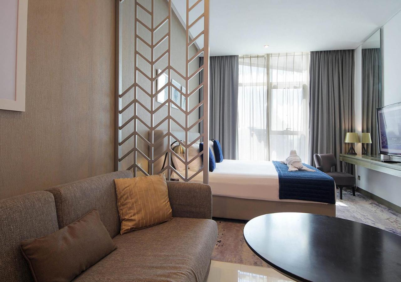 Stylish In With Pool & Gym Apartment