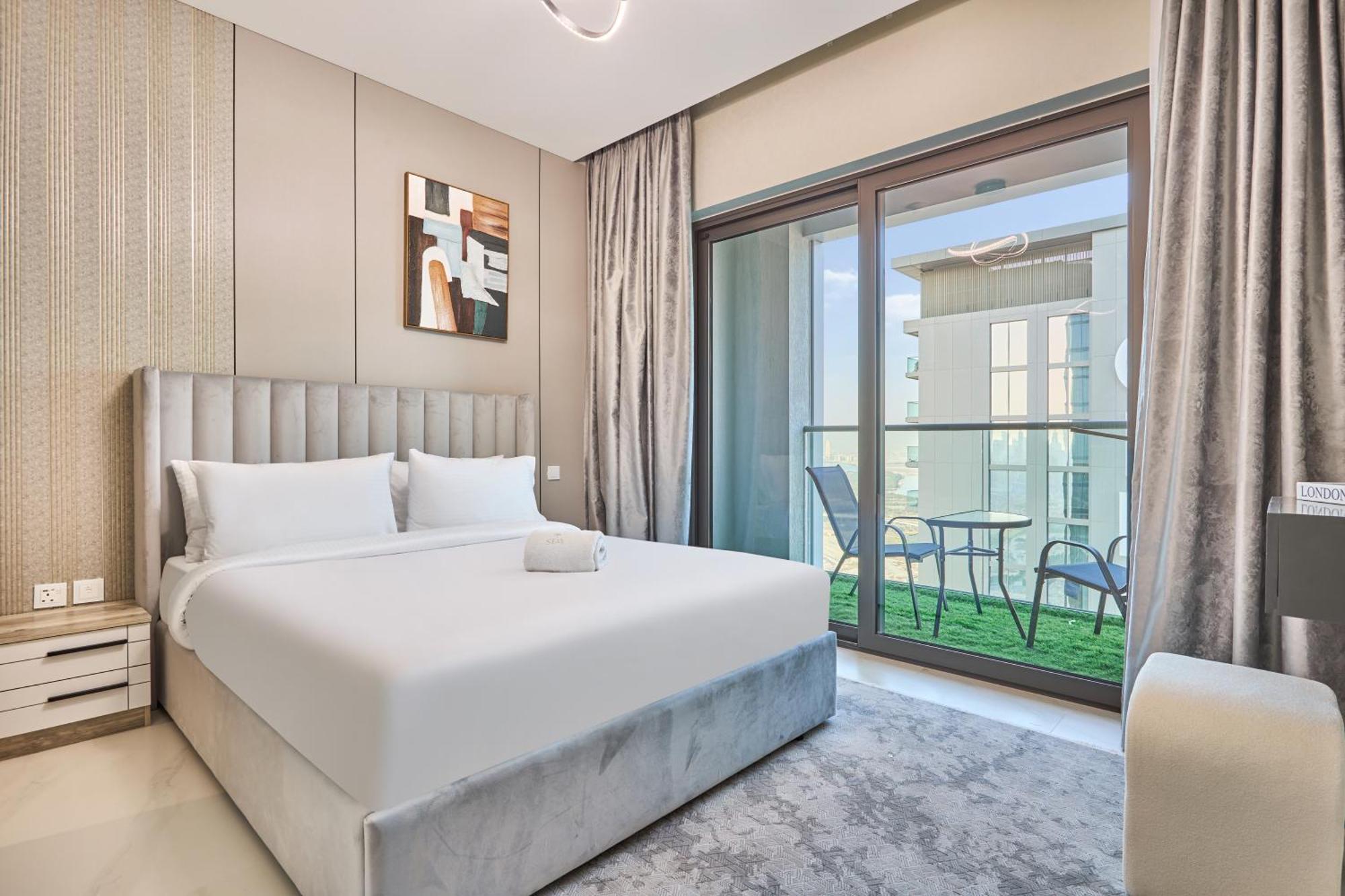 By Latinem Luxury 1br Cvg 3304 Near Burj Khalifa Dubai