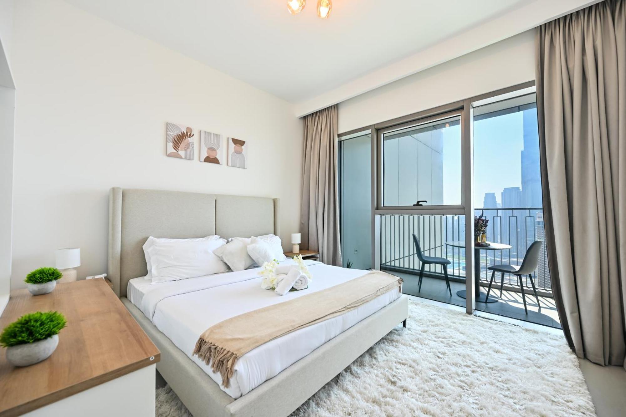 Burj Khalifa View, Luxury Two-bedroom Residence, Playstation 5, Swimming Pool And Fitness Center Apartment