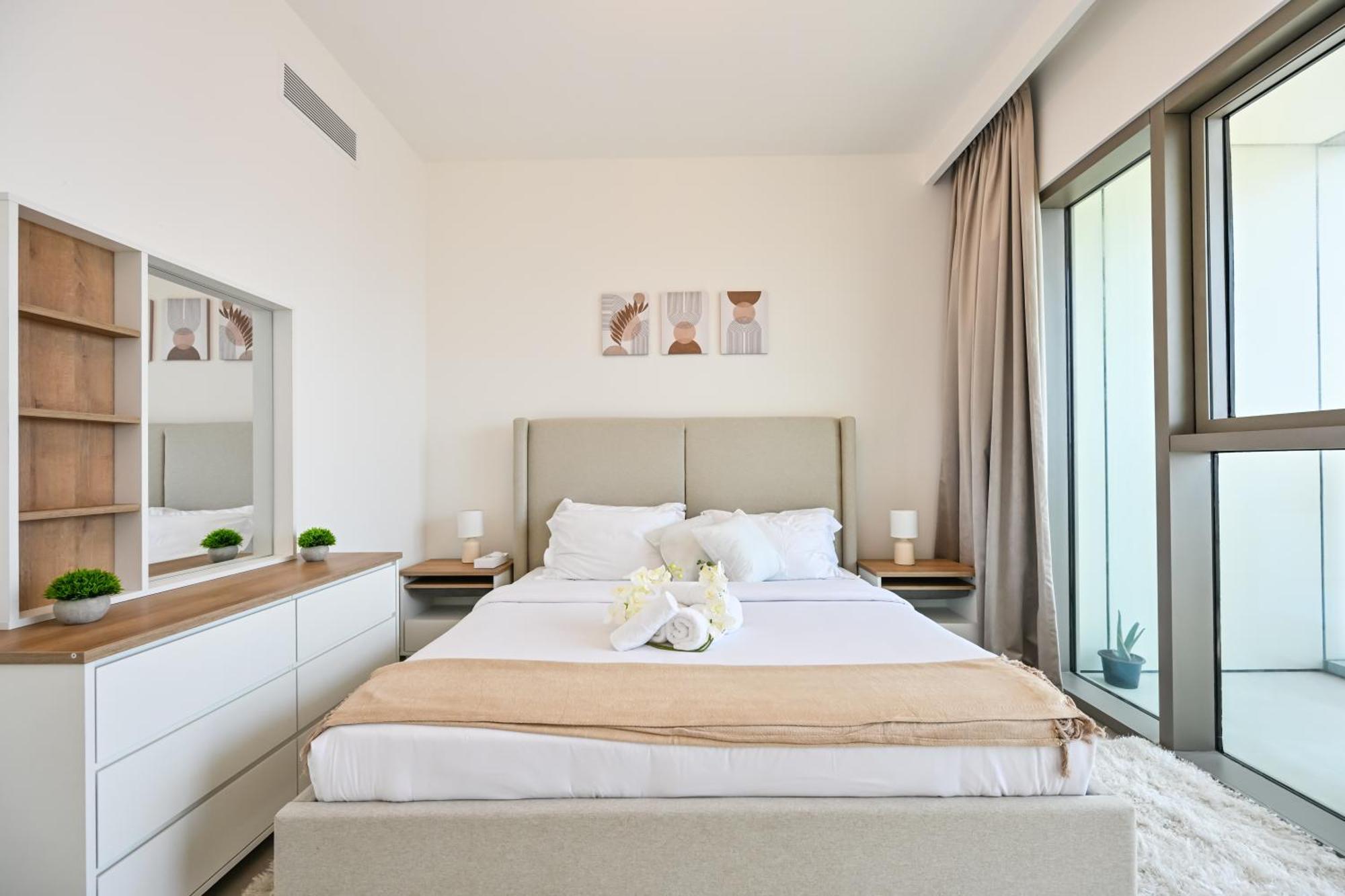 Apartment Burj Khalifa View, Luxury Two-bedroom Residence, Playstation 5, Swimming Pool And Fitness Center *