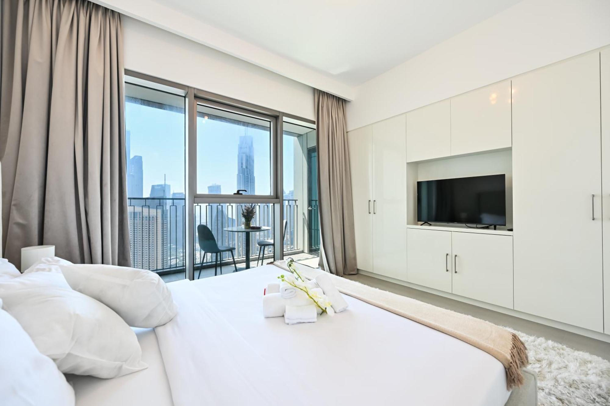Burj Khalifa View, Luxury Two-bedroom Residence, Playstation 5, Swimming Pool And Fitness Center Apartment Dubai