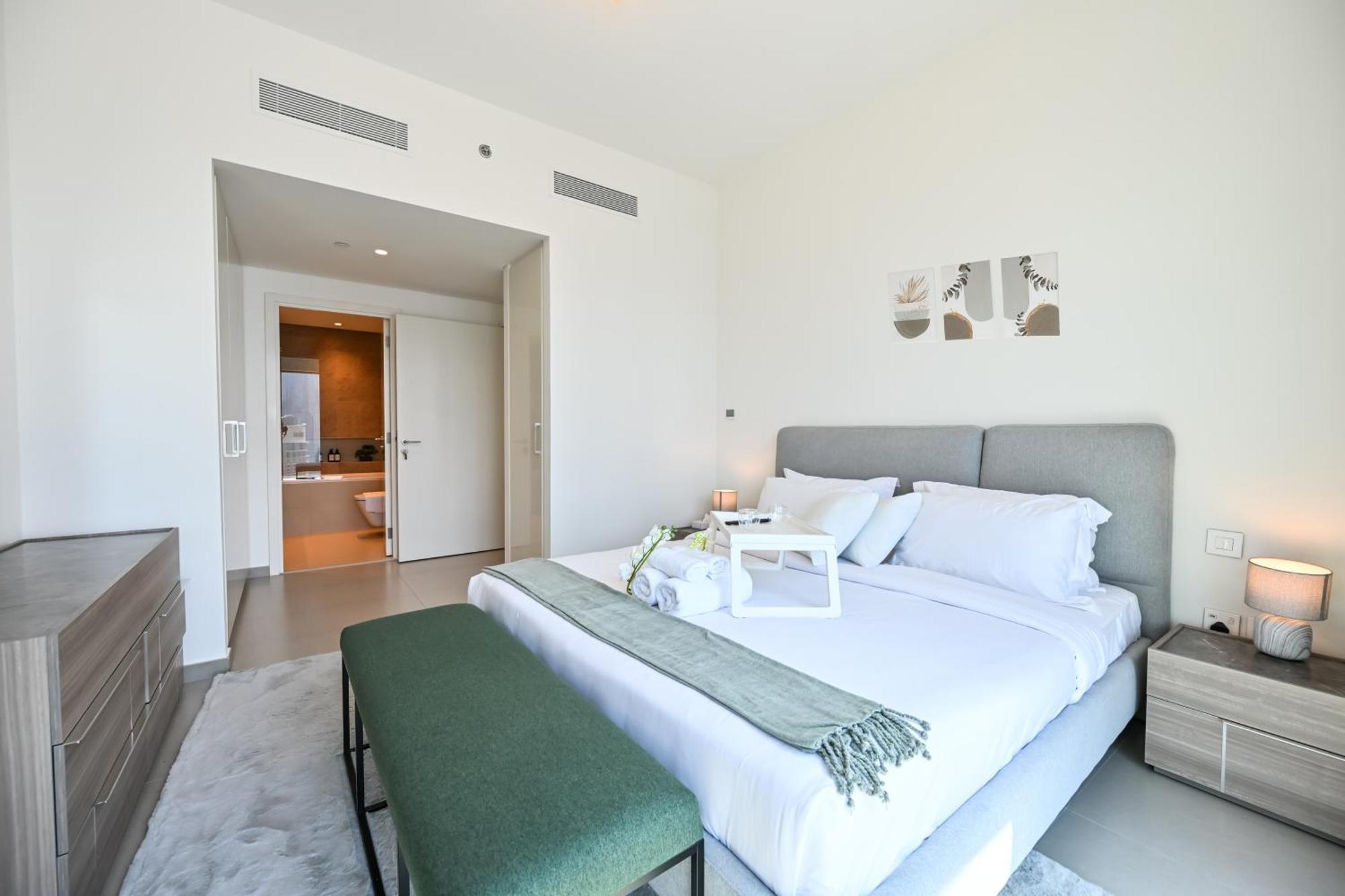 Burj Khalifa View, Luxury Two-bedroom Residence, Playstation 5, Swimming Pool And Fitness Center