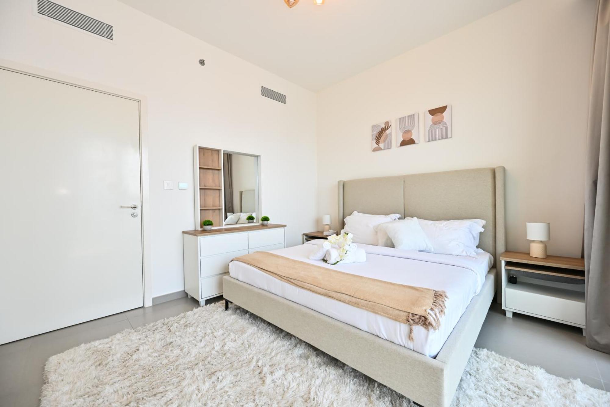 Burj Khalifa View, Luxury Two-bedroom Residence, Playstation 5, Swimming Pool And Fitness Center Apartment