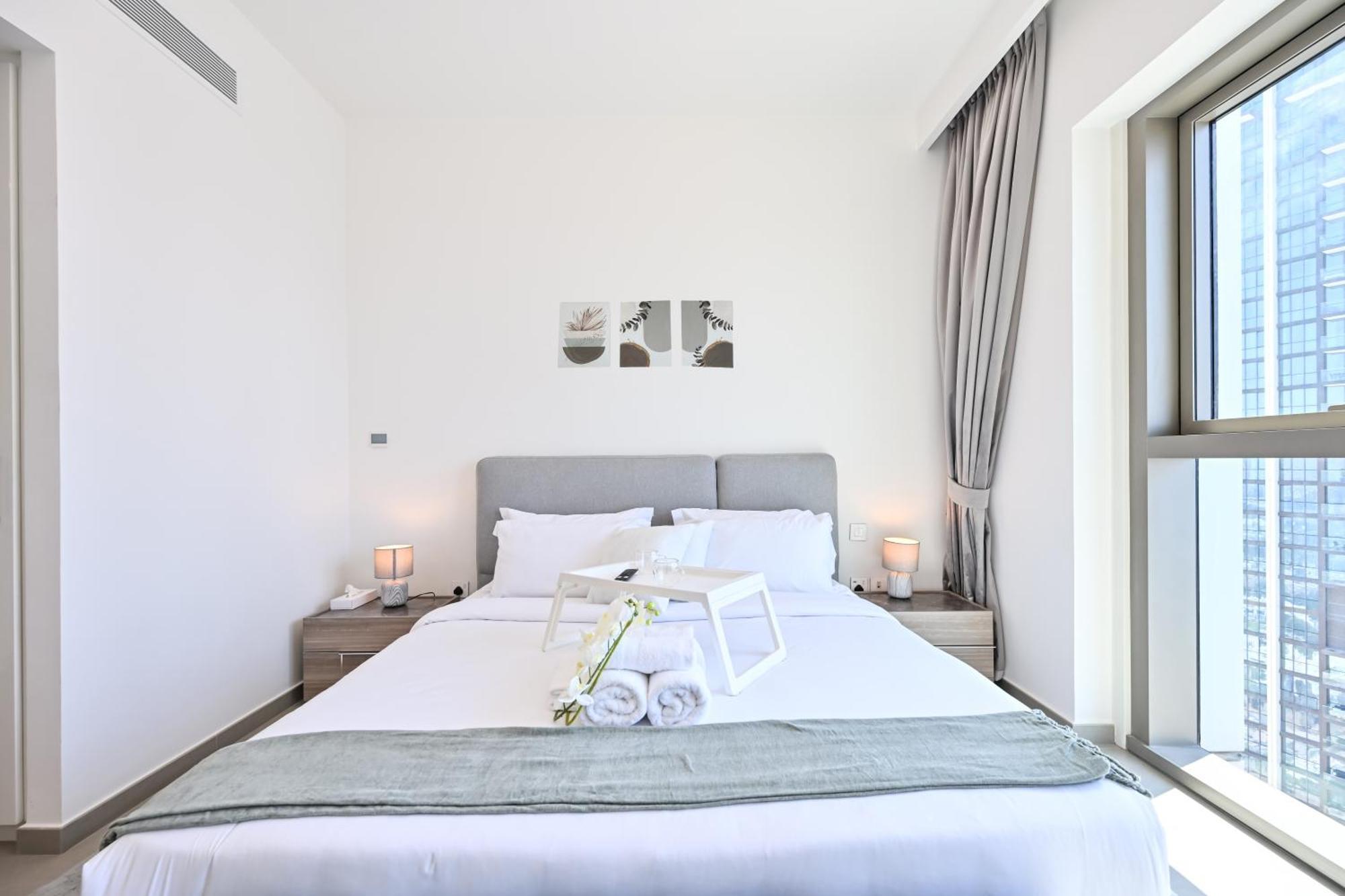 Burj Khalifa View, Luxury Two-bedroom Residence, Playstation 5, Swimming Pool And Fitness Center Apartment