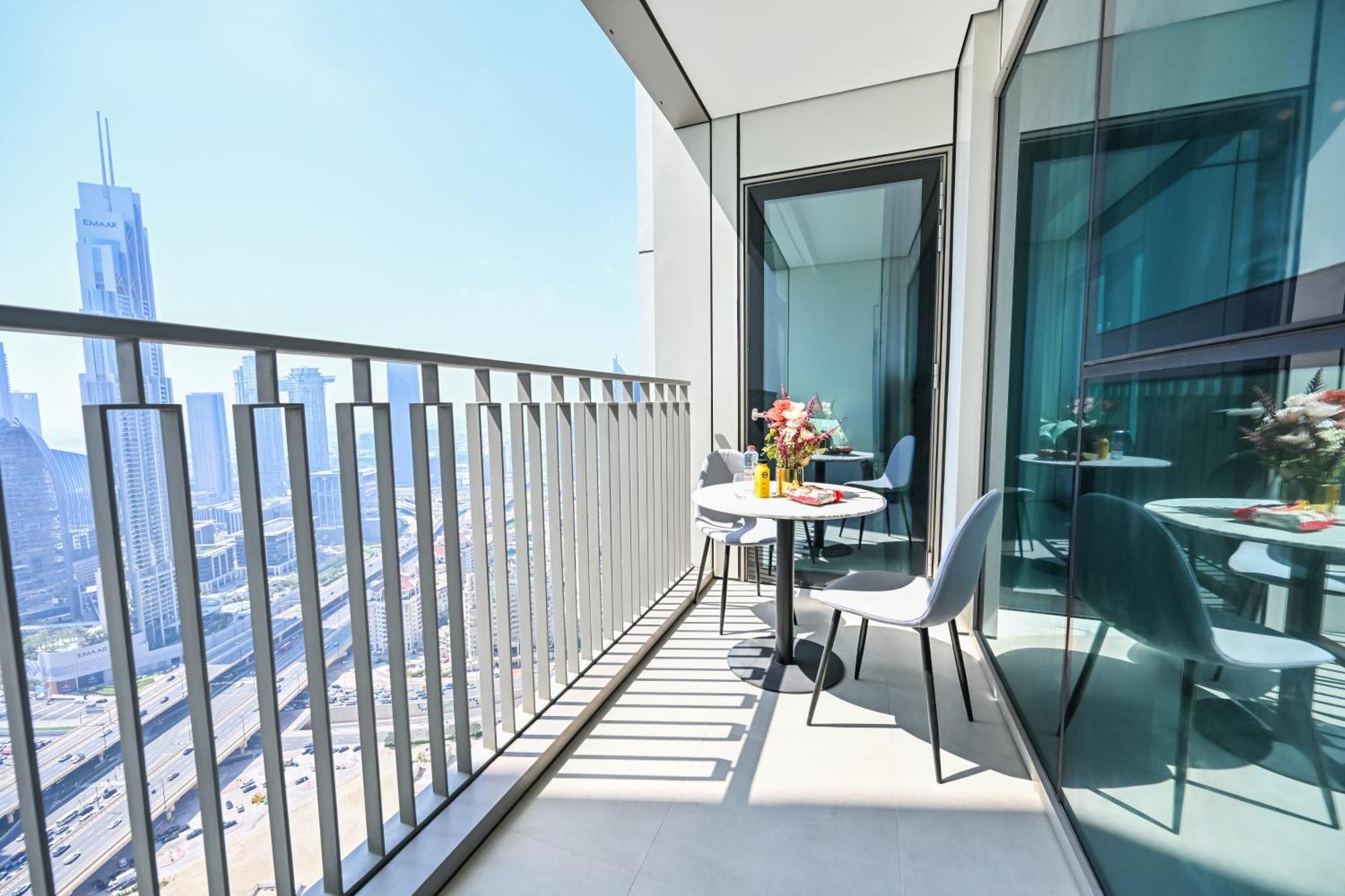 Burj Khalifa View, Luxury Two-bedroom Residence, Playstation 5, Swimming Pool And Fitness Center
