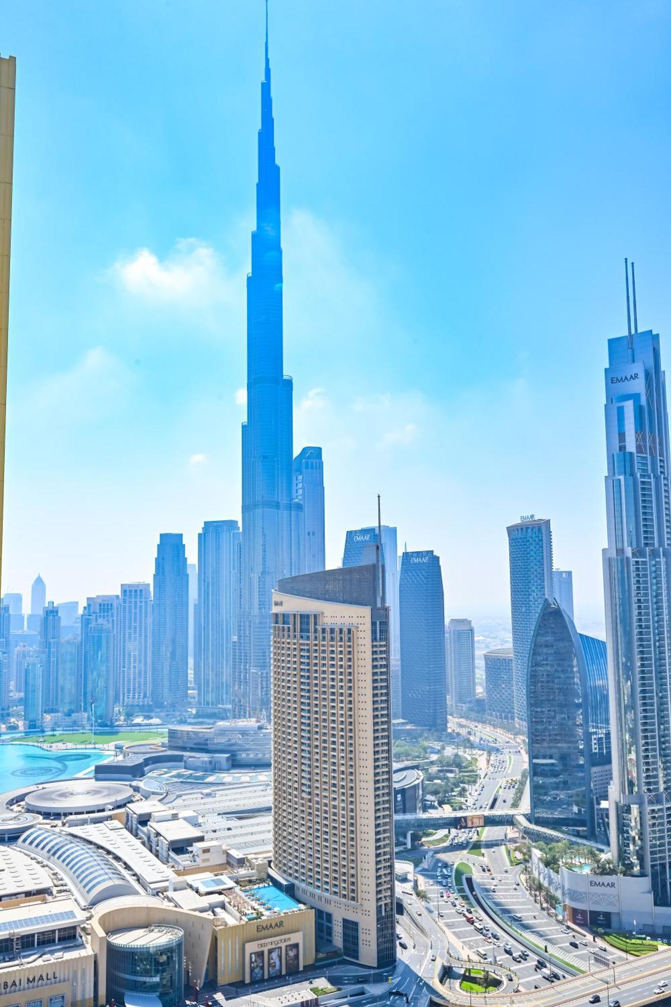 Burj Khalifa View, Luxury Two-bedroom Residence, Playstation 5, Swimming Pool And Fitness Center Apartment *