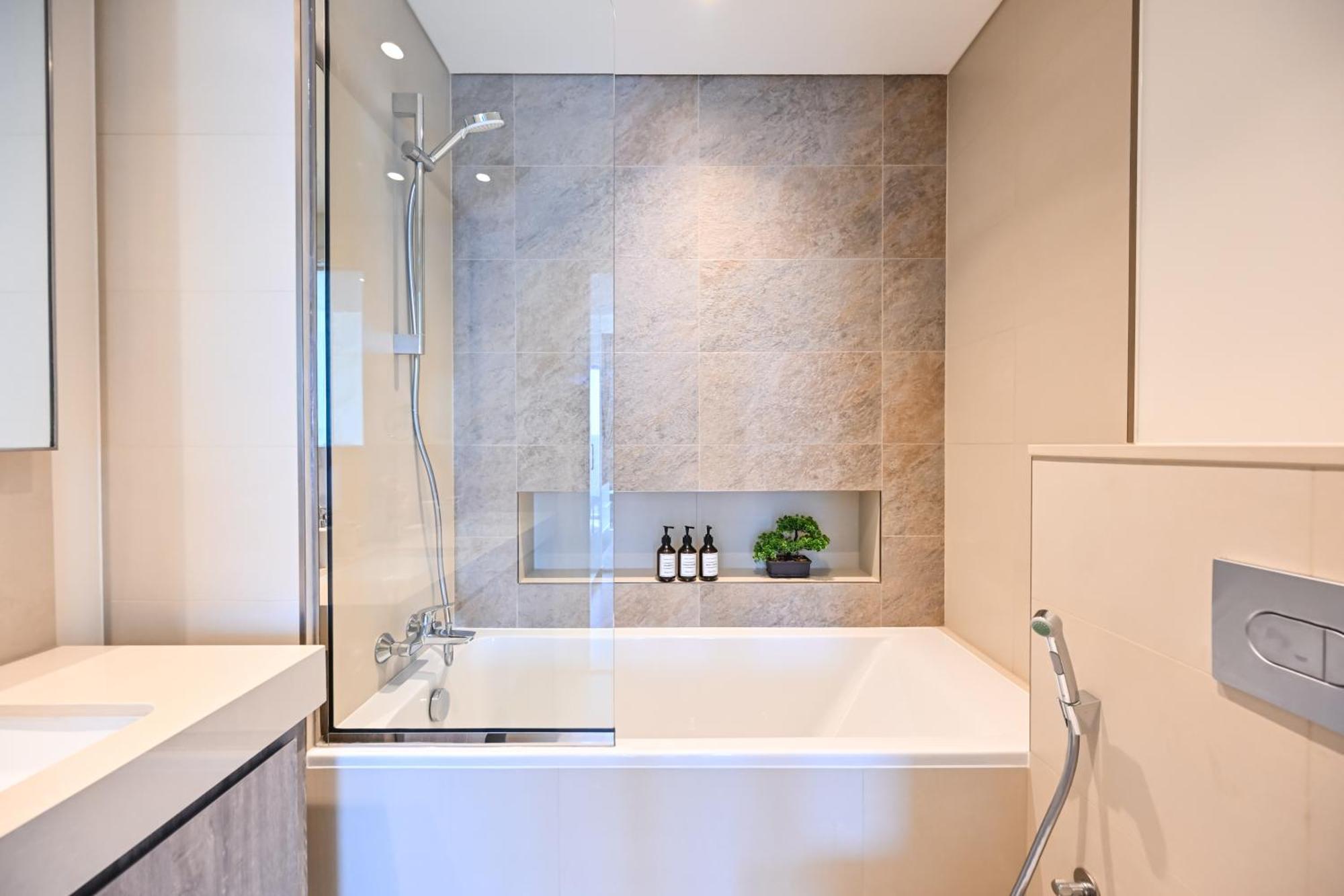 Burj Khalifa View, Luxury Two-bedroom Residence, Playstation 5, Swimming Pool And Fitness Center