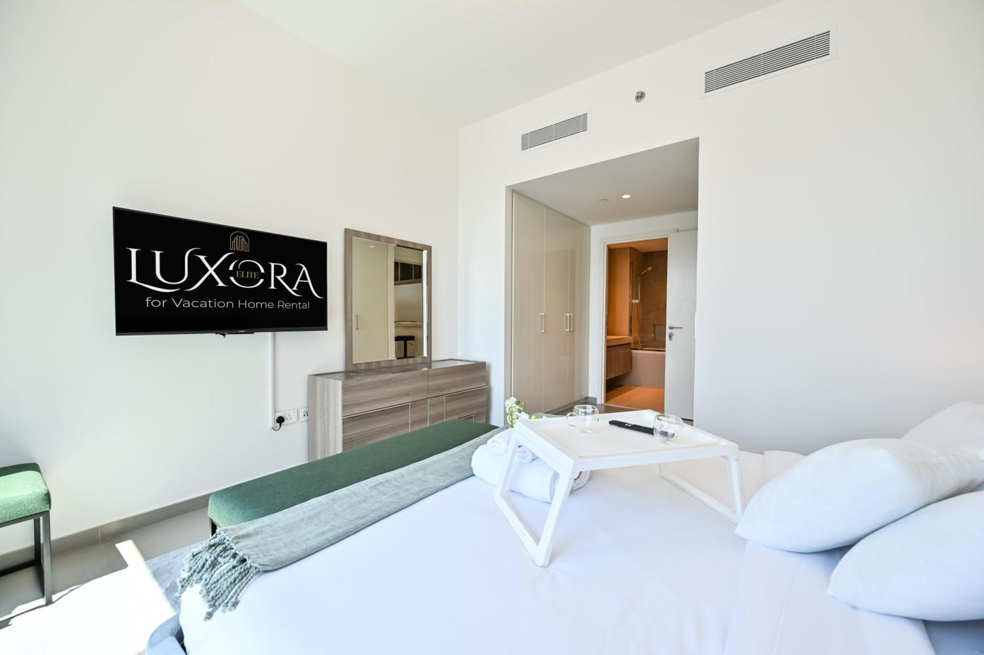 Burj Khalifa View, Luxury Two-bedroom Residence, Playstation 5, Swimming Pool And Fitness Center Dubai