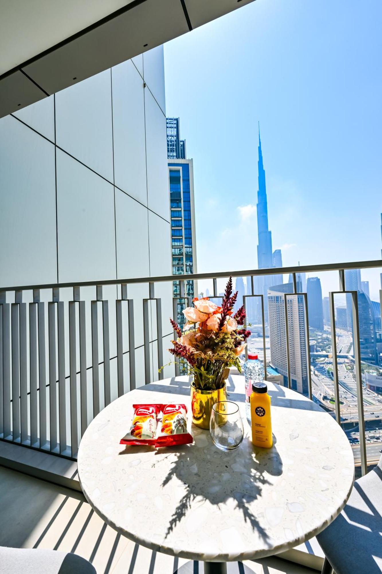 Apartment Burj Khalifa View, Luxury Two-bedroom Residence, Playstation 5, Swimming Pool And Fitness Center *