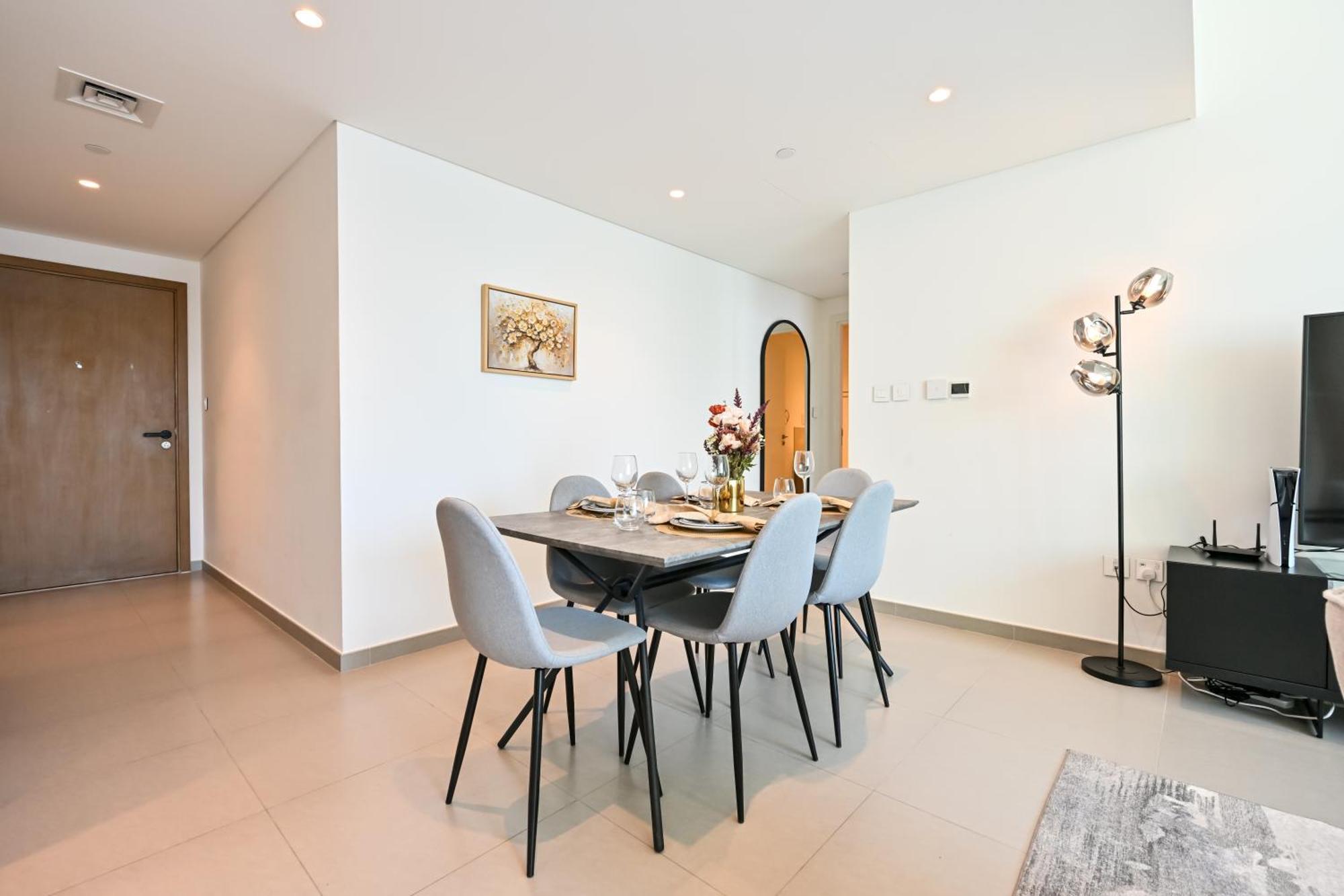 Burj Khalifa View, Luxury Two-bedroom Residence, Playstation 5, Swimming Pool And Fitness Center Apartment Dubai