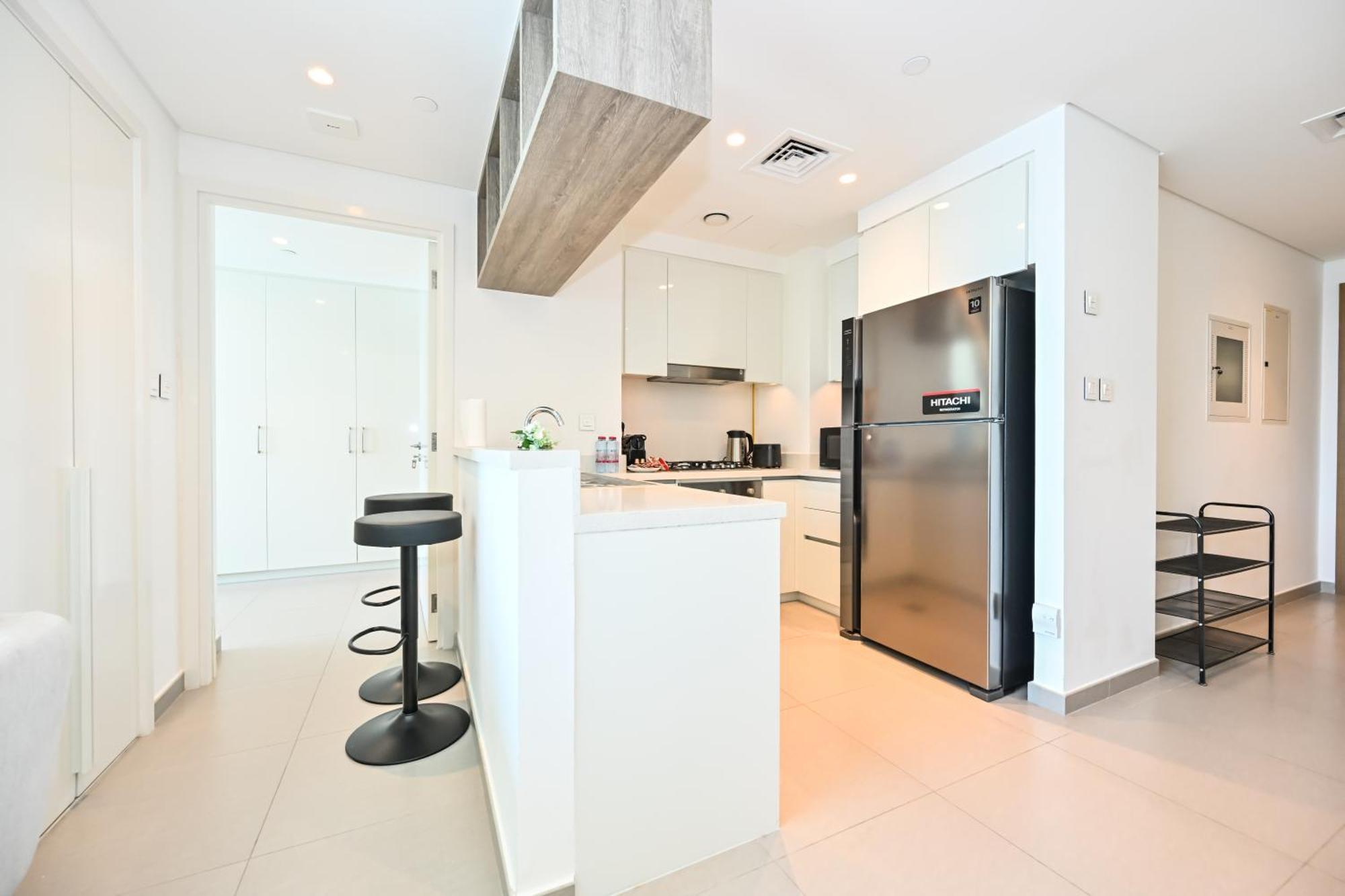 Burj Khalifa View, Luxury Two-bedroom Residence, Playstation 5, Swimming Pool And Fitness Center Apartment