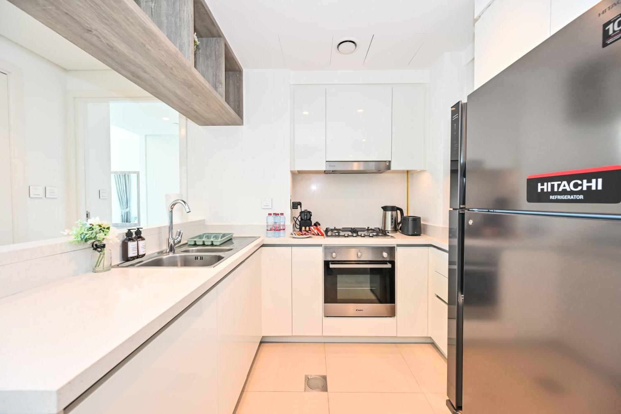 Burj Khalifa View, Luxury Two-bedroom Residence, Playstation 5, Swimming Pool And Fitness Center *