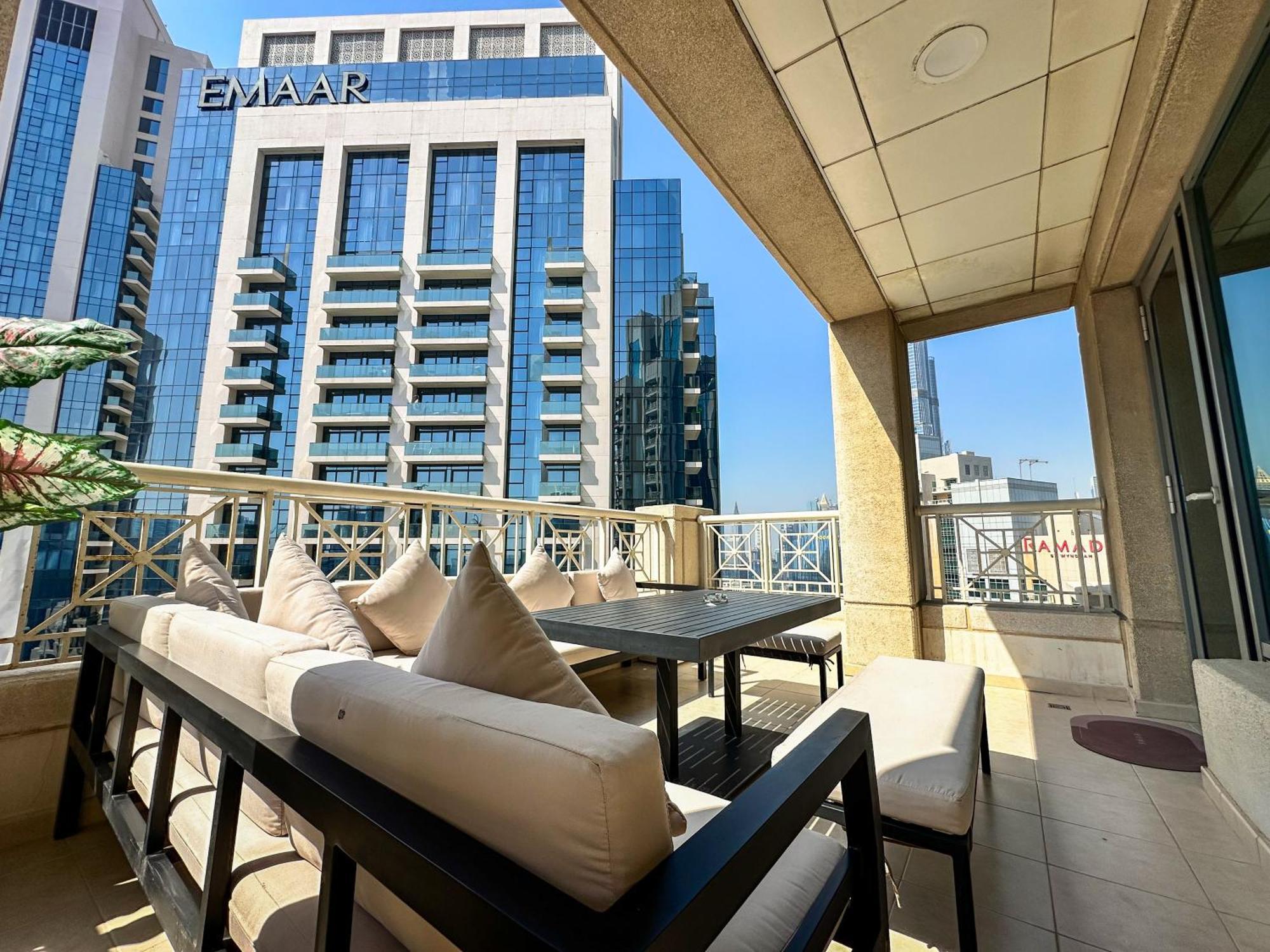 Vserve - 1 Bedroom Spacious Majestic Burj Khalifa View Apartment *