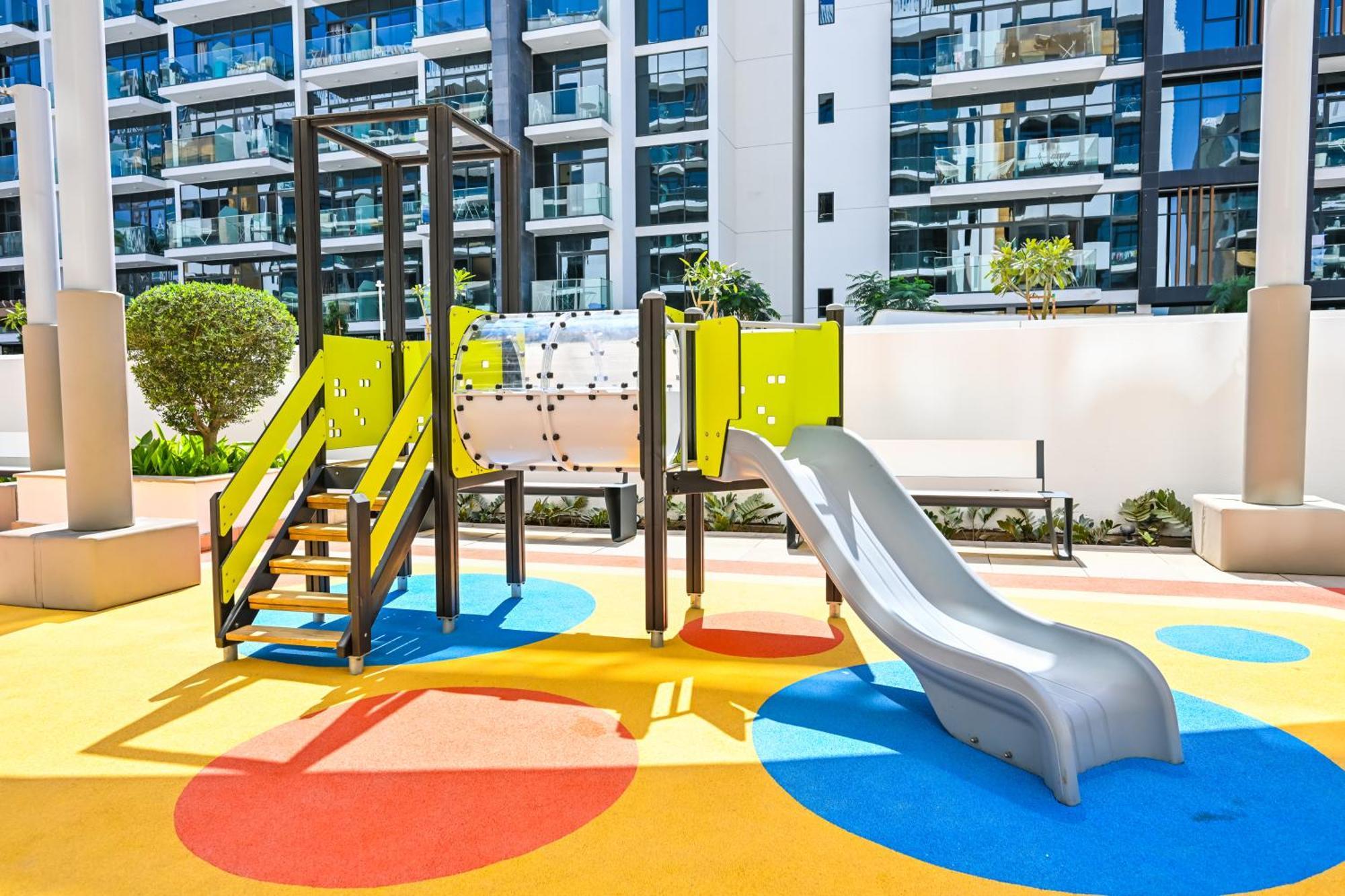 Apartment Discover A Cozy Luxury With A Refreshing Pool, Just A 10-minute Journey From The City's Heart *