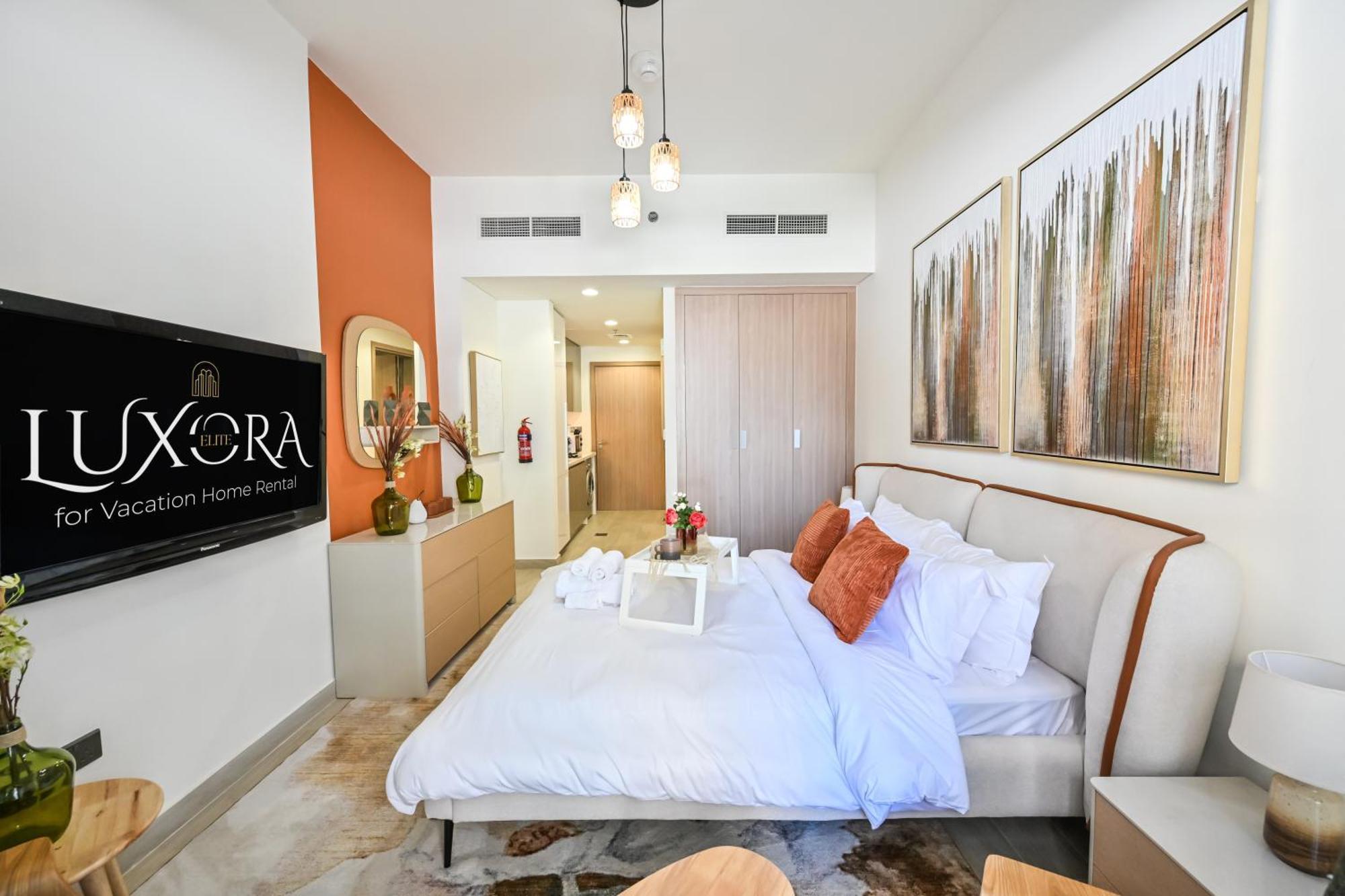 Discover A Cozy Luxury With A Refreshing Pool, Just A 10-minute Journey From The City's Heart Apartment