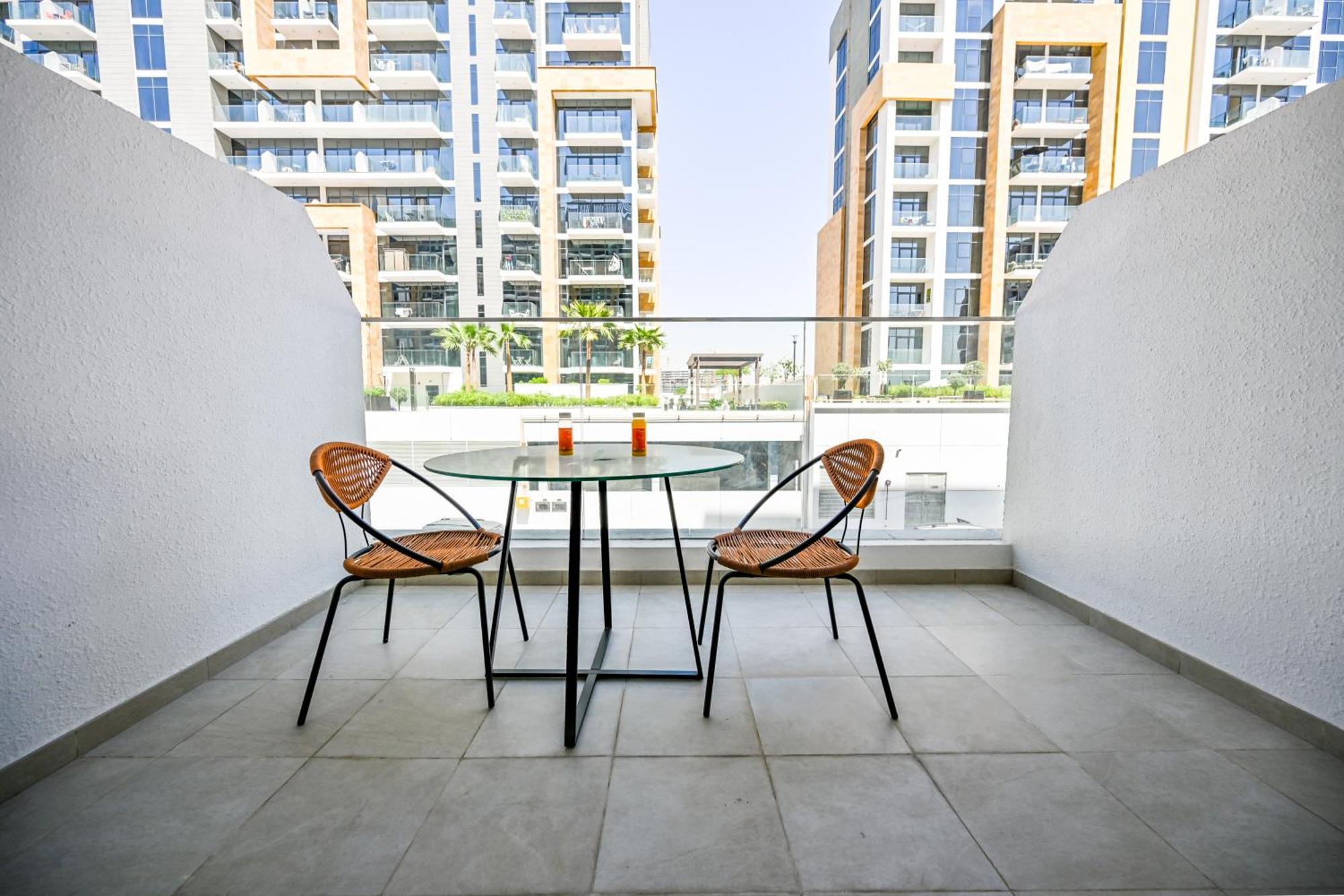 Apartment Discover A Cozy Luxury With A Refreshing Pool, Just A 10-minute Journey From The City's Heart