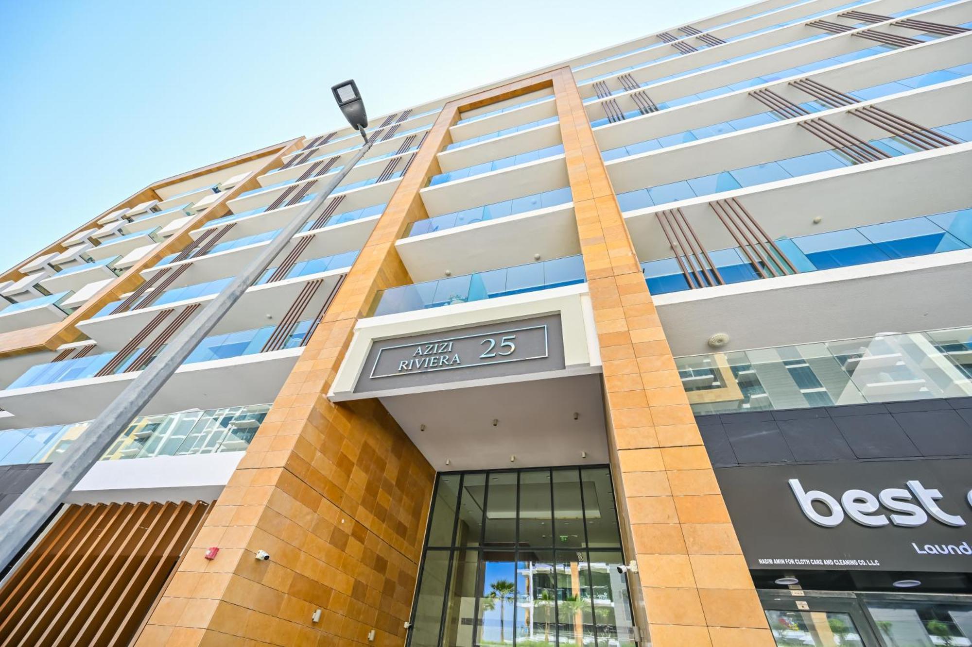 Discover A Cozy Luxury With A Refreshing Pool, Just A 10-minute Journey From The City's Heart Apartment