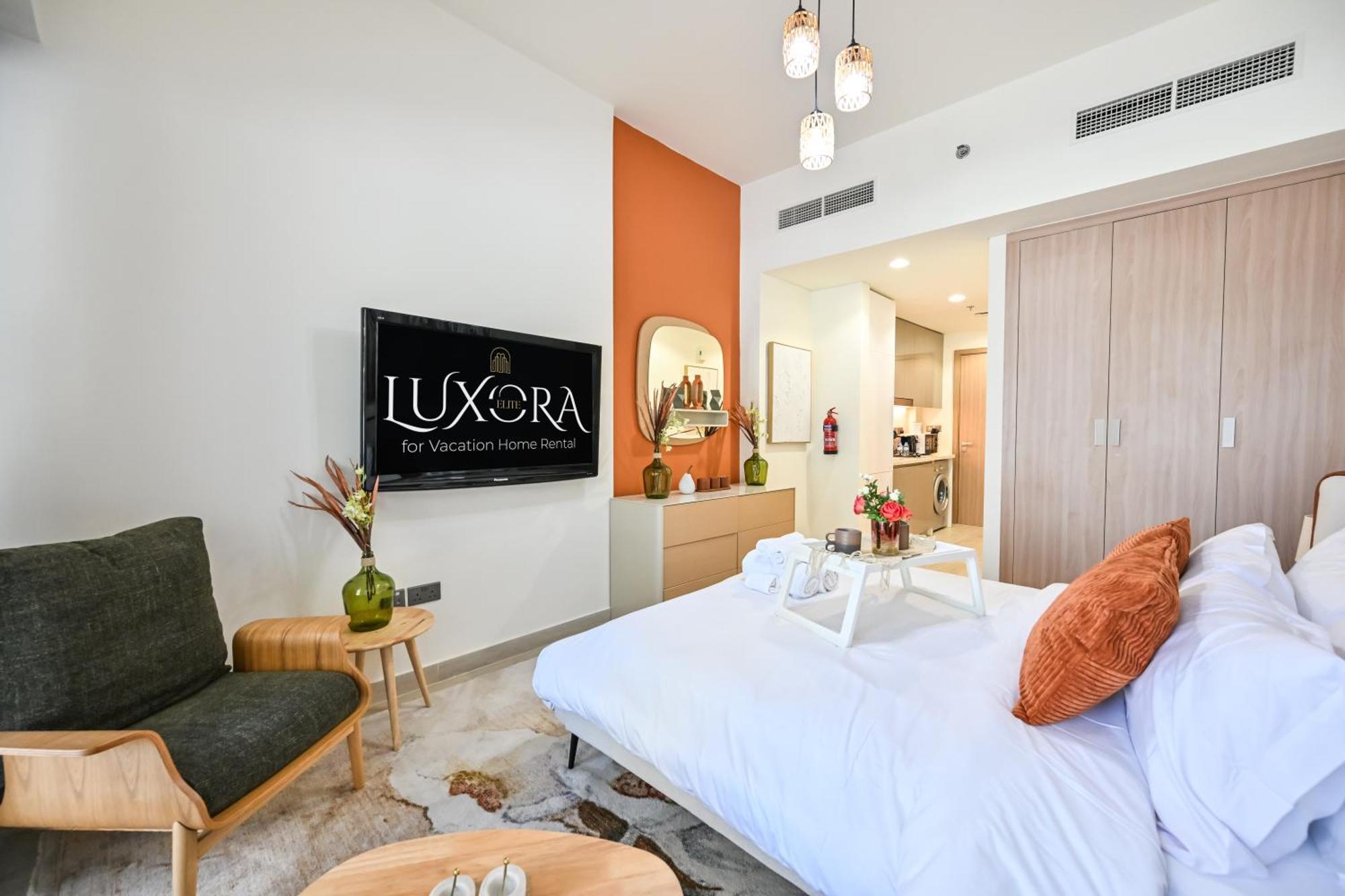 Apartment Discover A Cozy Luxury With A Refreshing Pool, Just A 10-minute Journey From The City's Heart *