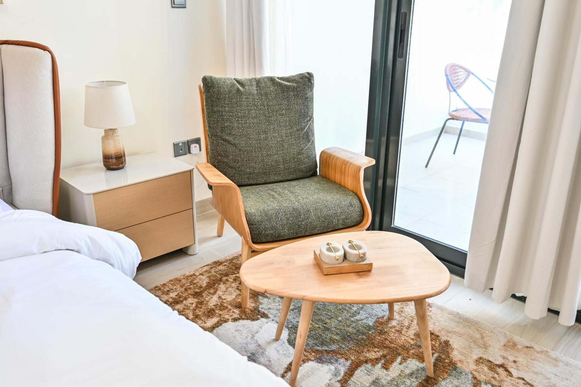 Discover A Cozy Luxury With A Refreshing Pool, Just A 10-minute Journey From The City's Heart Apartment *