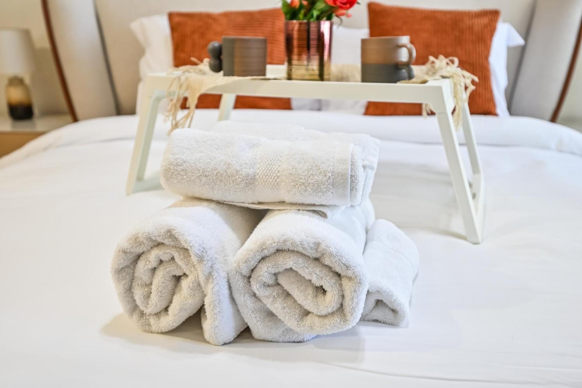 Discover A Cozy Luxury With A Refreshing Pool, Just A 10-minute Journey From The City's Heart Apartment *