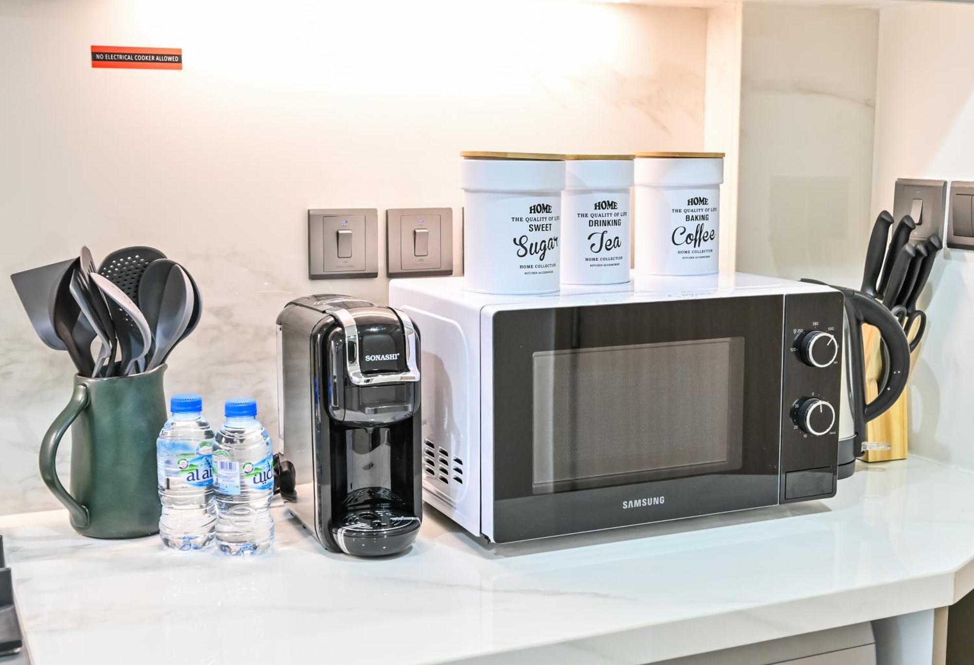 Discover A Cozy Luxury With A Refreshing Pool, Just A 10-minute Journey From The City's Heart Apartment Dubai