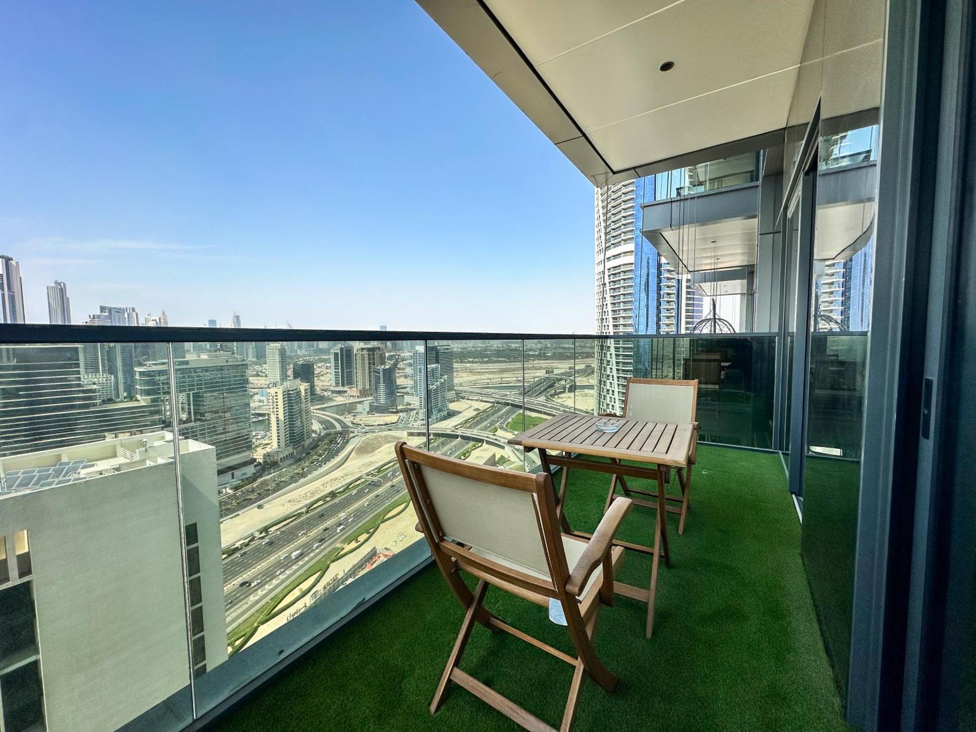 Vserve High Floor Bliss In Dubai's Iconic Skyline Apartment