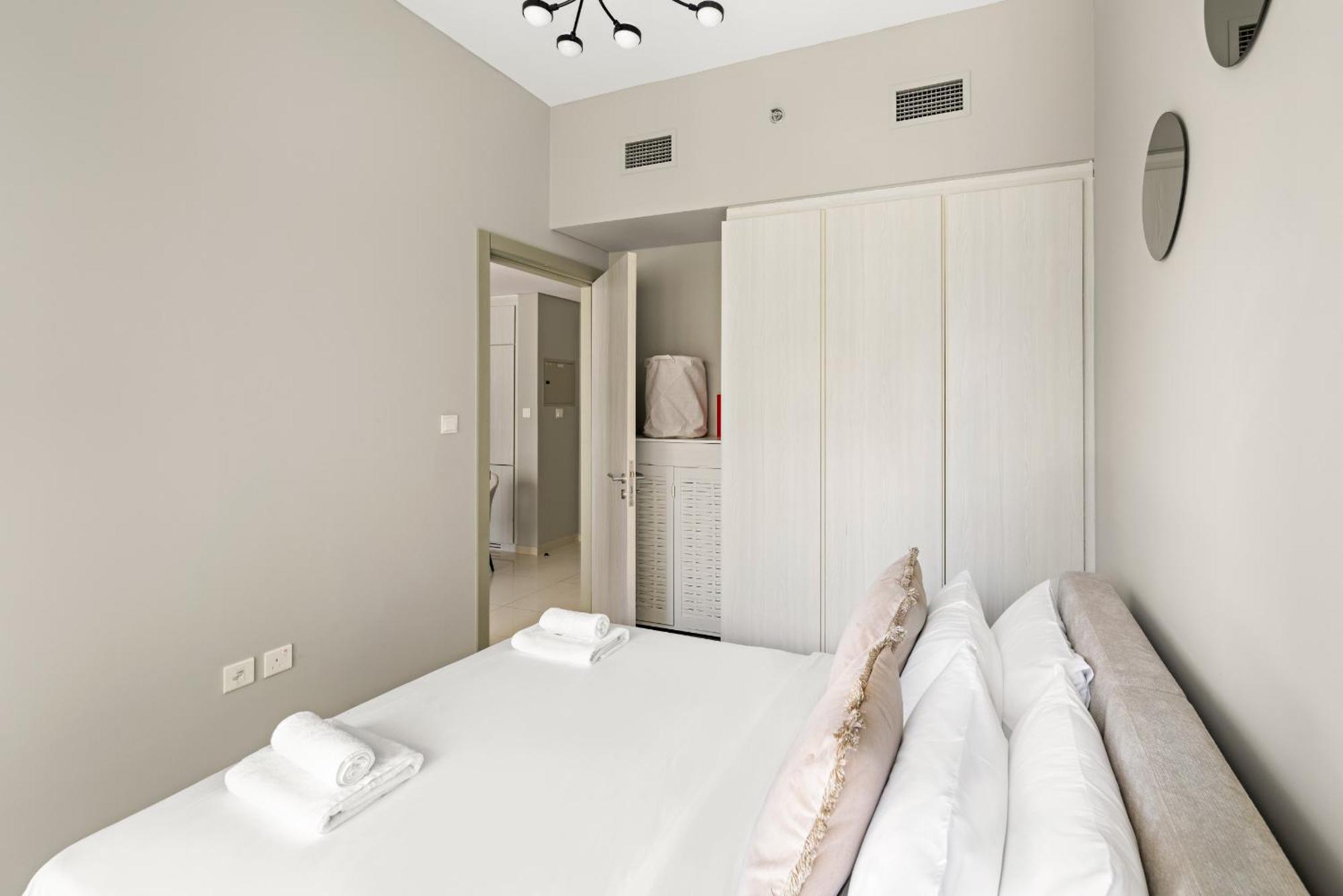 Vayk - Stylish 1 Bd In Business Bay Apartment *