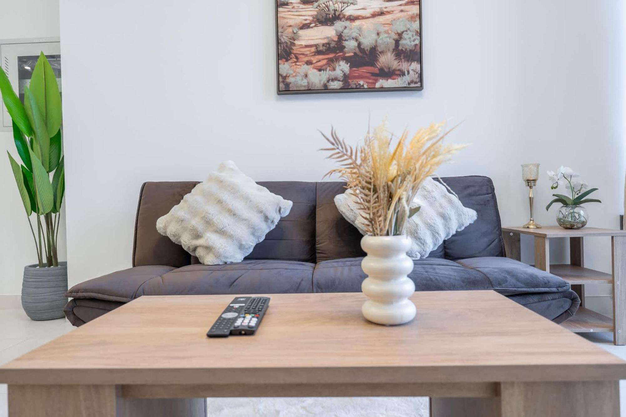 Stylish 1-bedroom Retreat In Amal Tower Sports Apartment