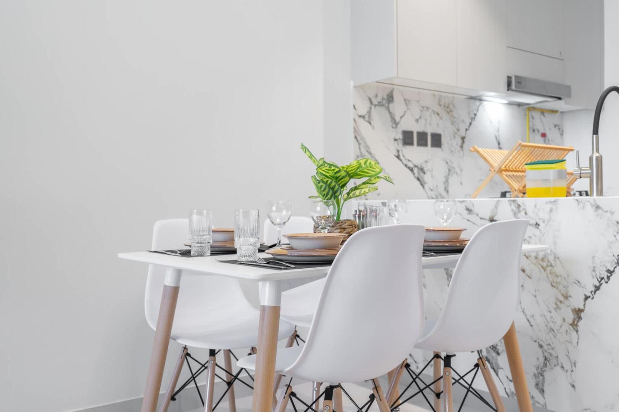 Stylish 1-bedroom Retreat In Amal Tower Sports