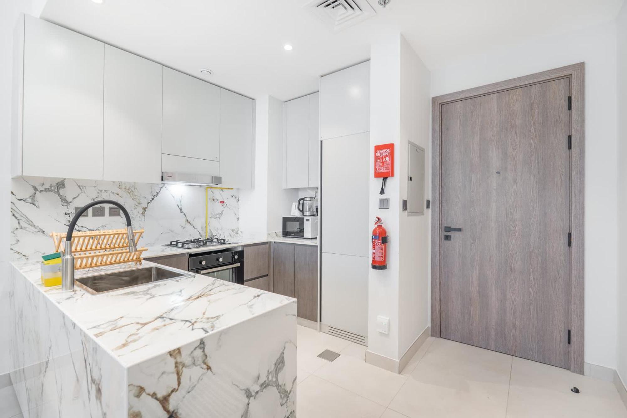 Stylish 1-bedroom Retreat In Amal Tower Sports *