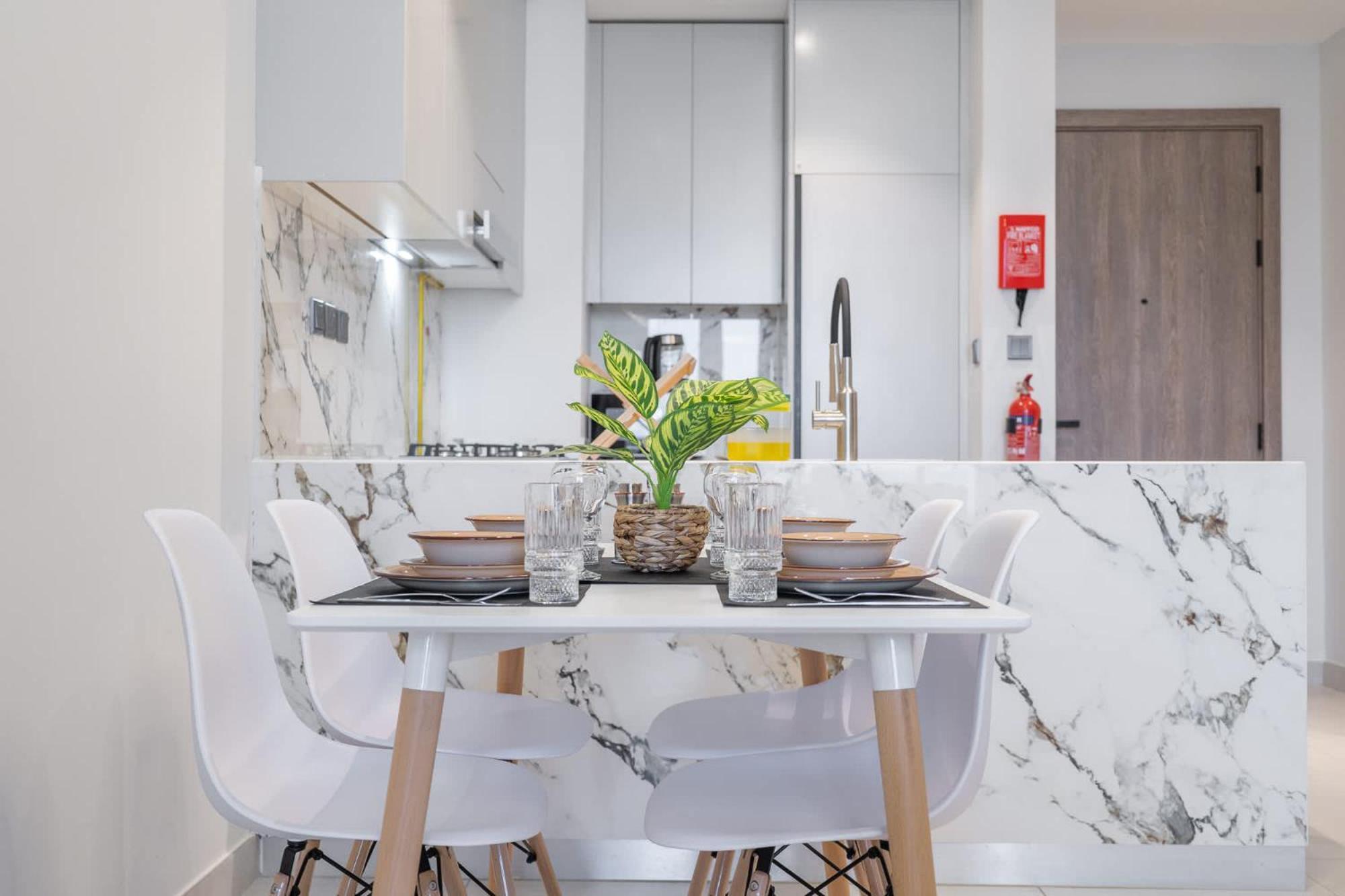 Stylish 1-bedroom Retreat In Amal Tower Sports
