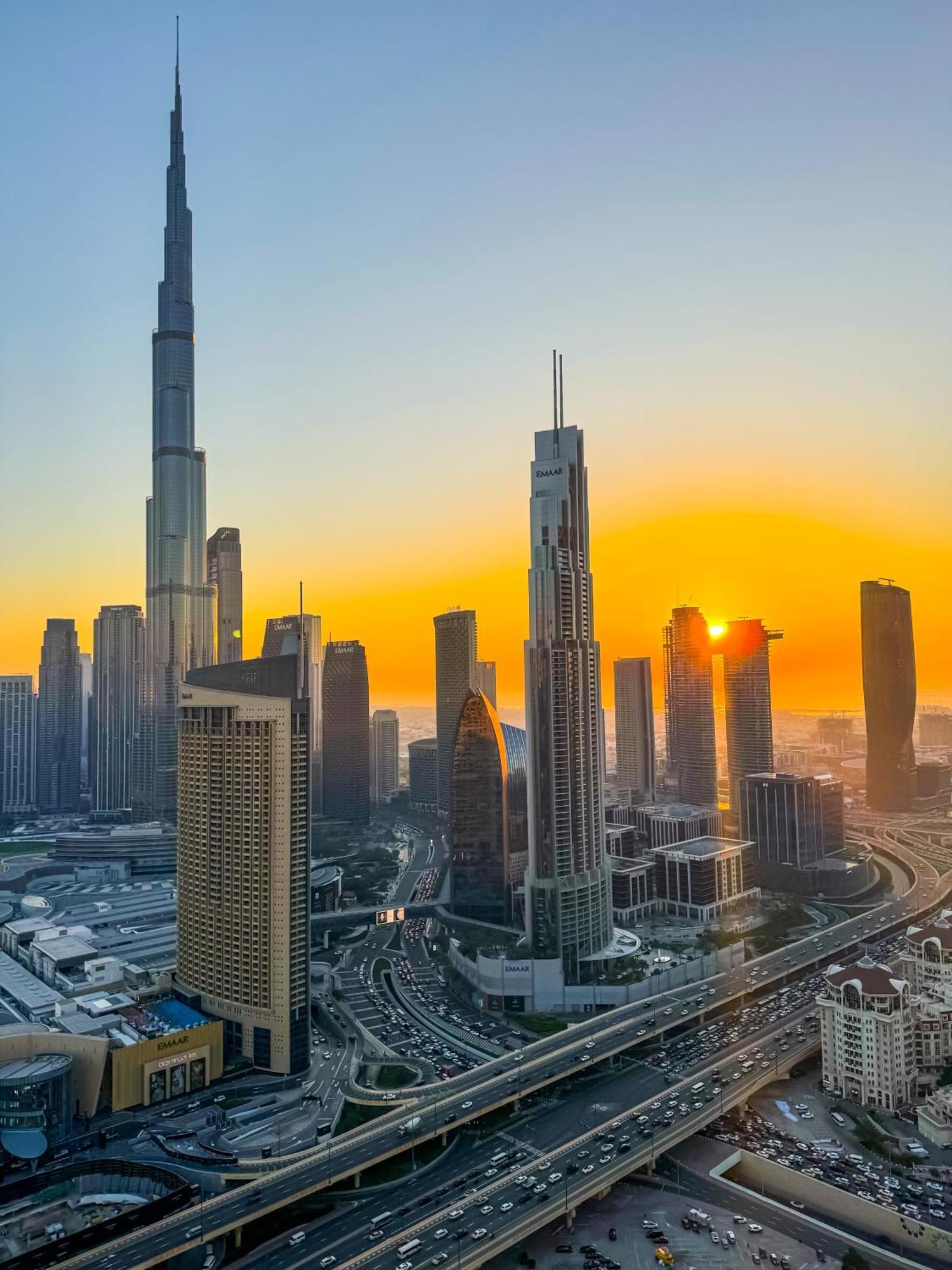 Burj Khalifa View, Luxury Two-bedroom Residence, Playstation 5, Swimming Pool And Fitness Center Dubai