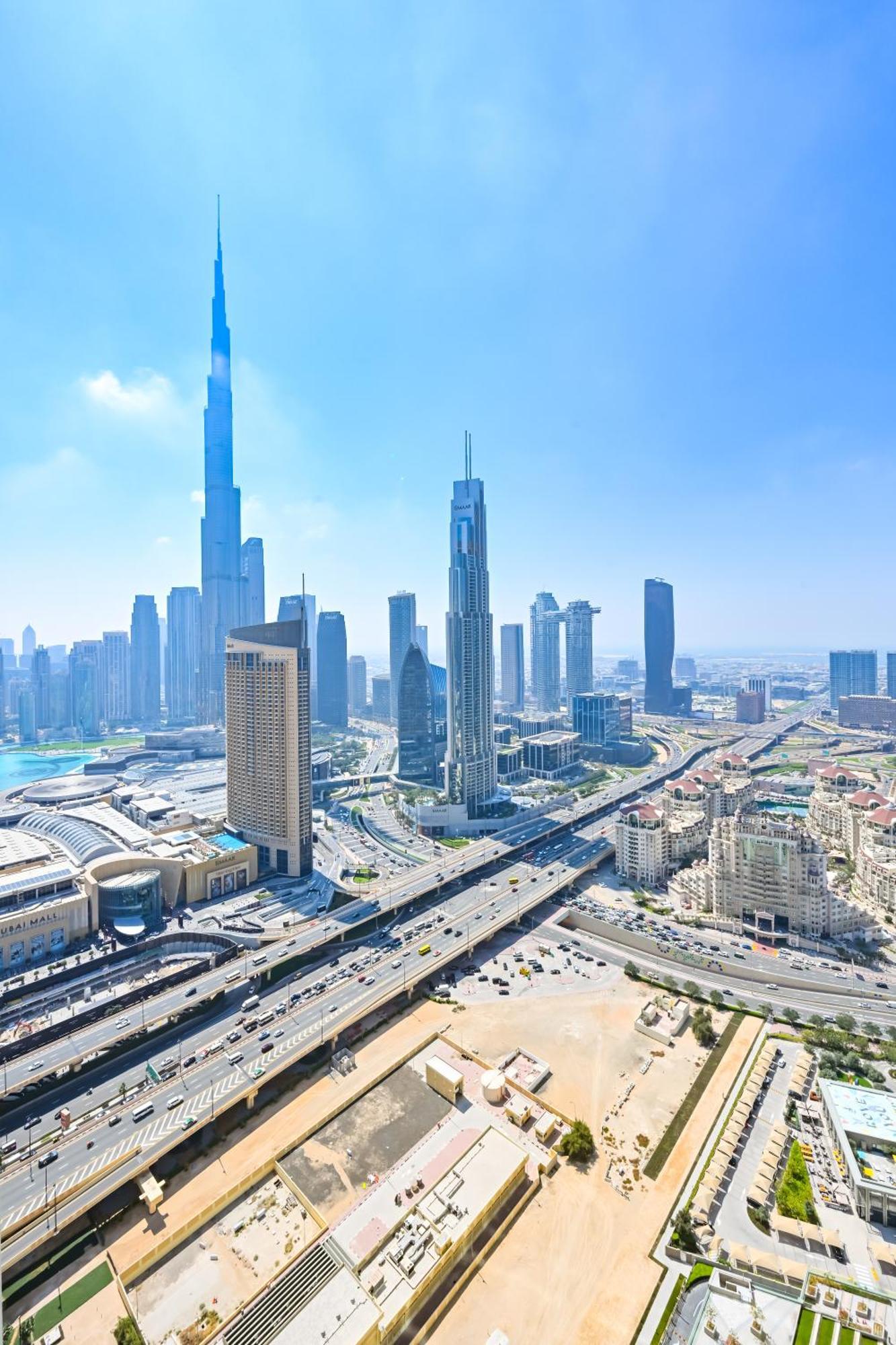Burj Khalifa View, Luxury Two-bedroom Residence, Playstation 5, Swimming Pool And Fitness Center Apartment Dubai