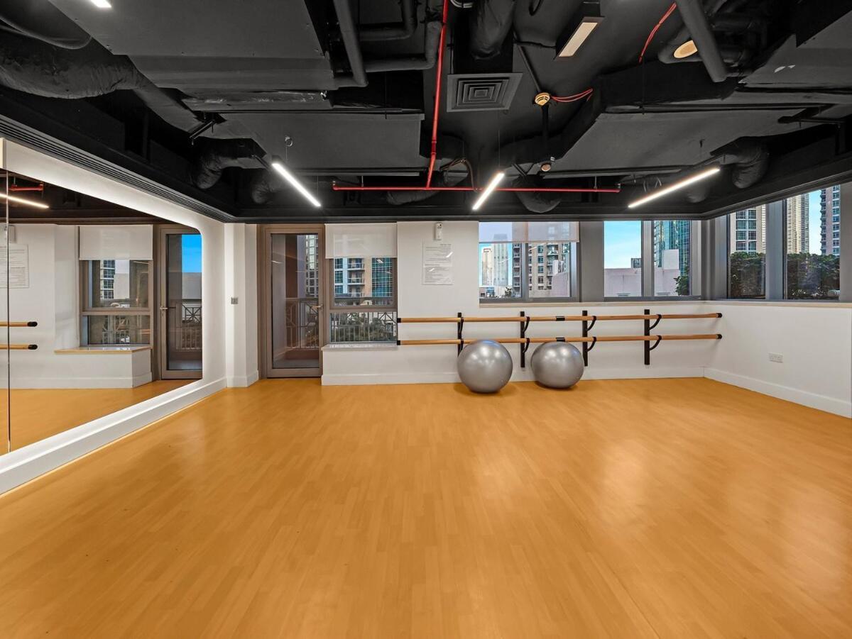 Chic Downtown 5 Min Walk To Mall! Apartment