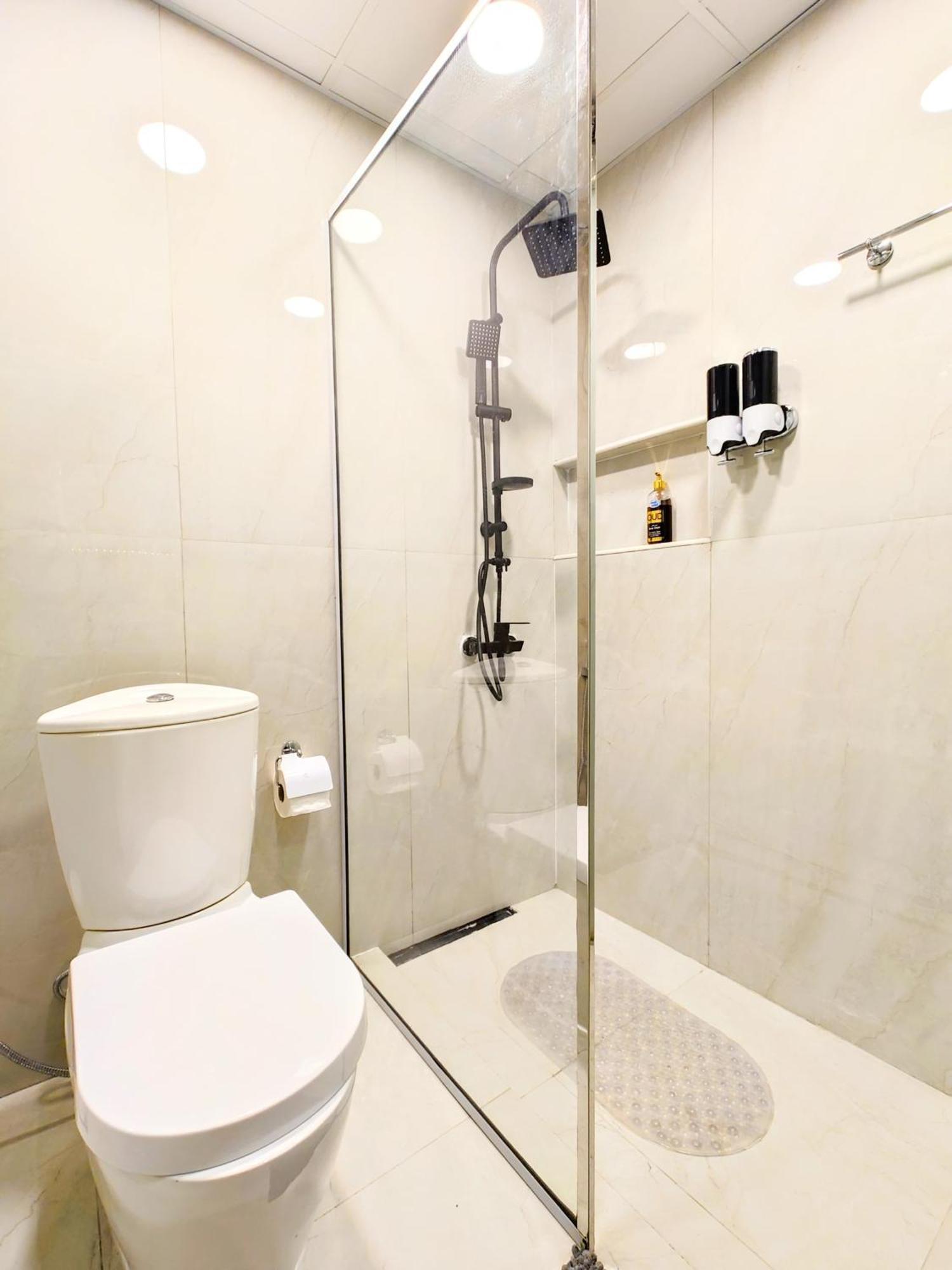Luxury With Balcony - Close To Metro & Marina