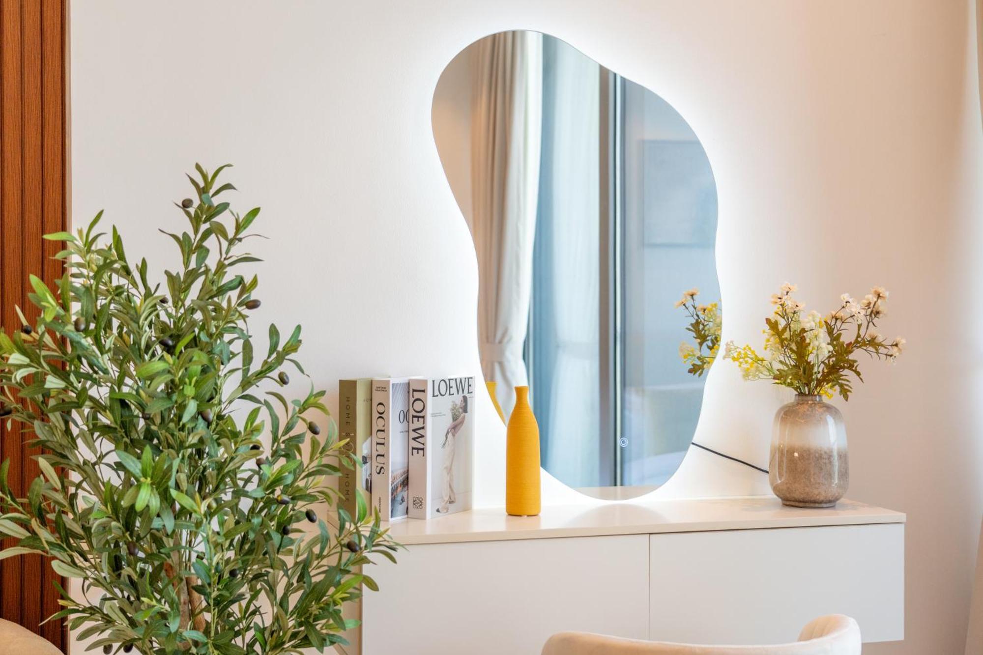 Luxurious New Studio! 2 Double Beds! Sleek Design & High-end Amenities In Downtown Apartment Dubai