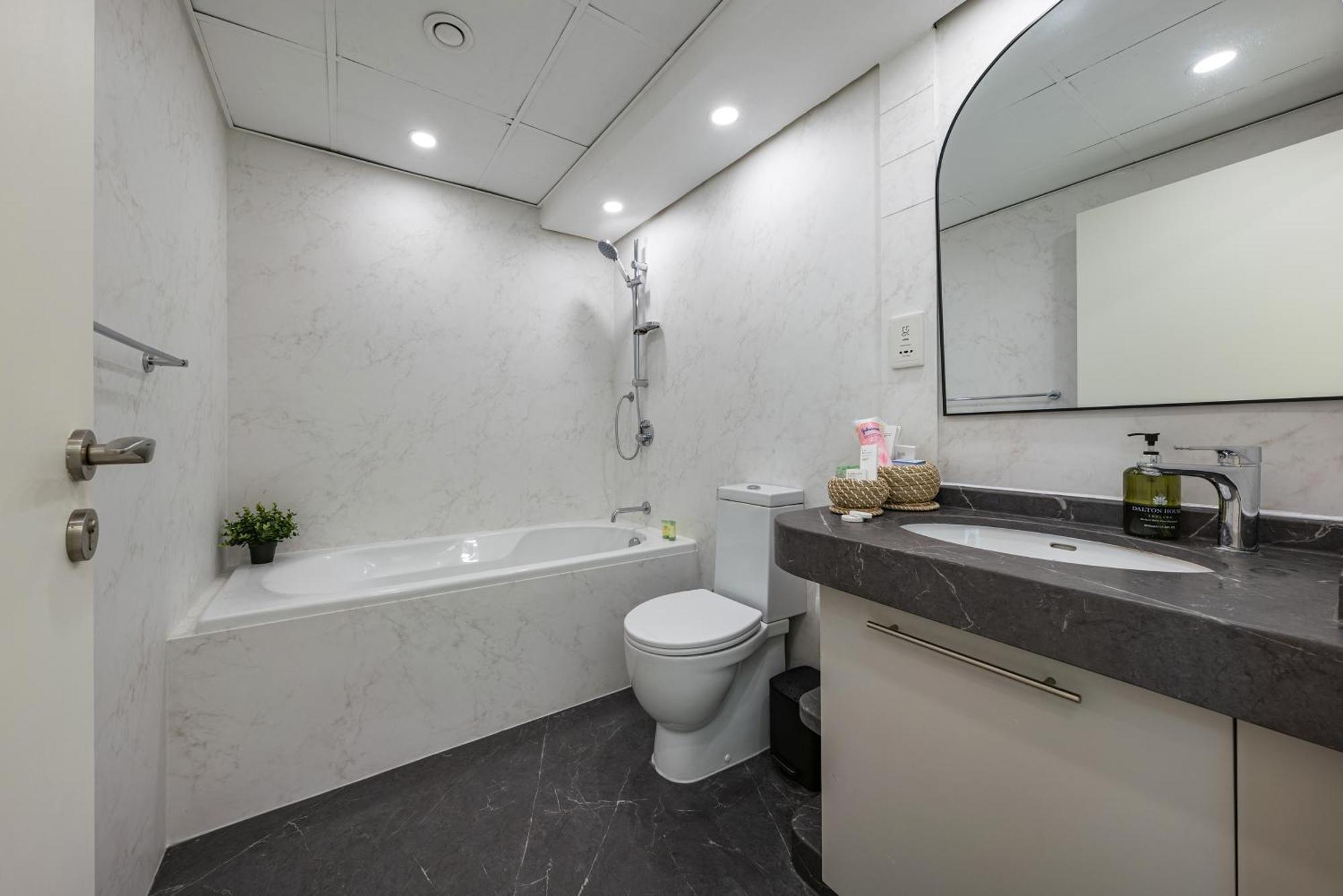 Apartment & Burj Luxury Living 2bhk Direct Burj Khalifa View *