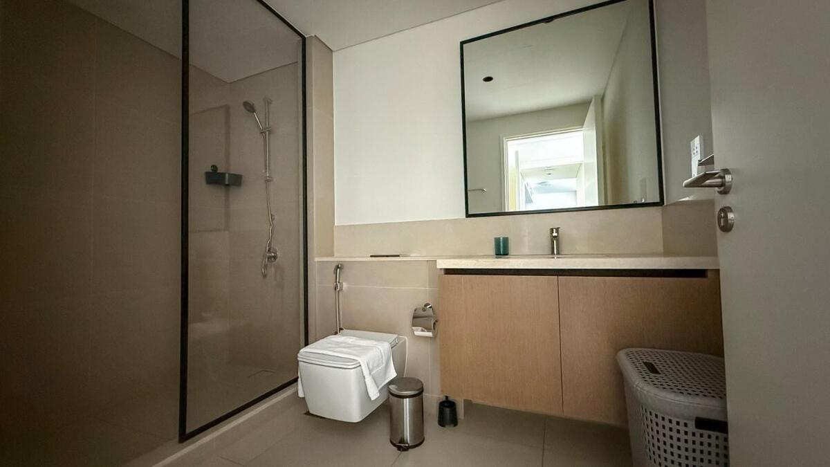 Tick - Burj Crown Luxury 2br W Balcony & Pool View Apartment