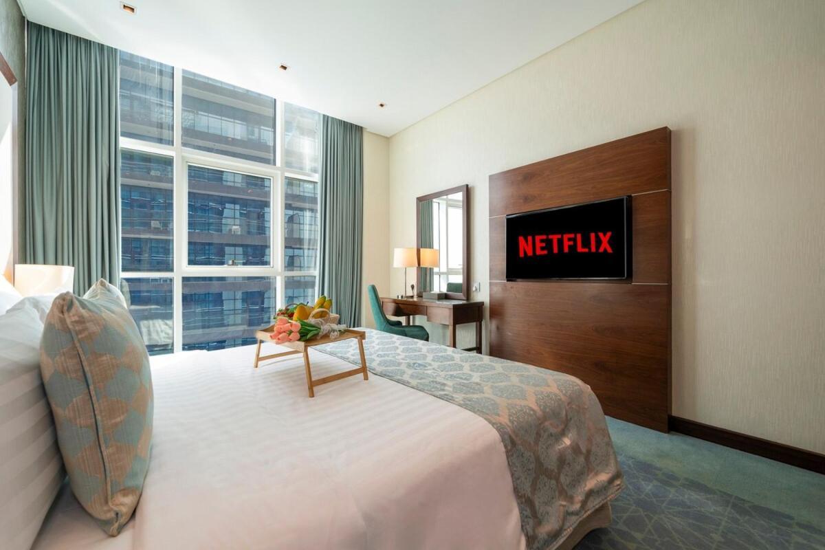 Apartment 5 Star 2br W & Infinity Pool Full Canal & Burj Views *