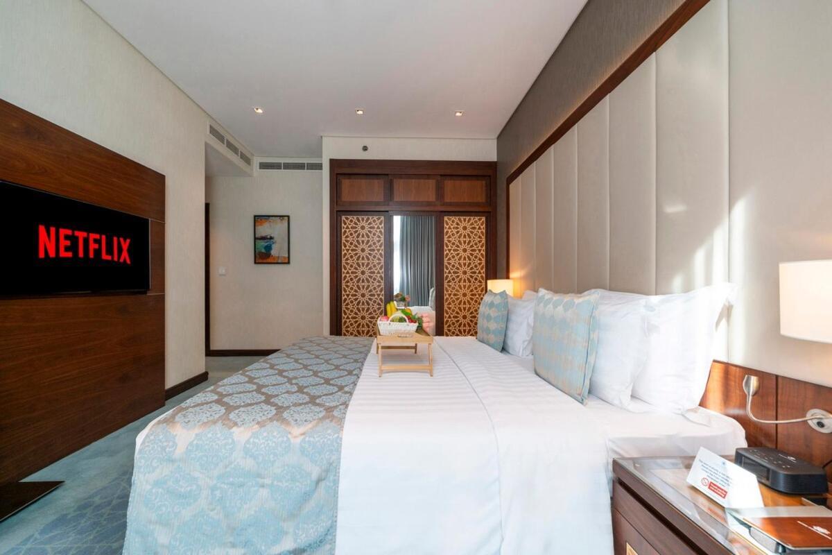 Stunning 2br Canal & Burj View W & Infinity Pool Apartment